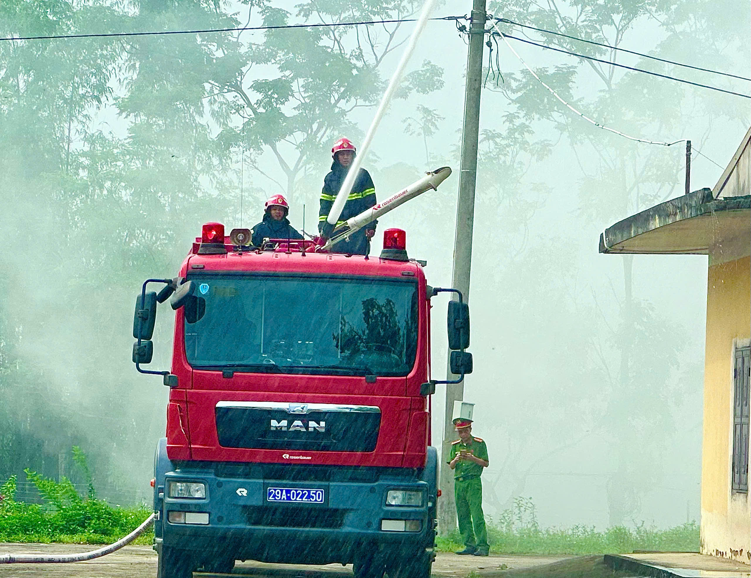 Cứu người mắc kẹt trong vụ hỏa hoạn giả định tại kho dự trữ cấp phát vũ khí đạn, công cụ hỗ trợ An Tiến