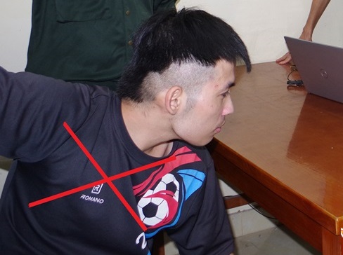 Kẻ "nghiện game" đâm bạn trọng thương rồi dùng dao cố thủ