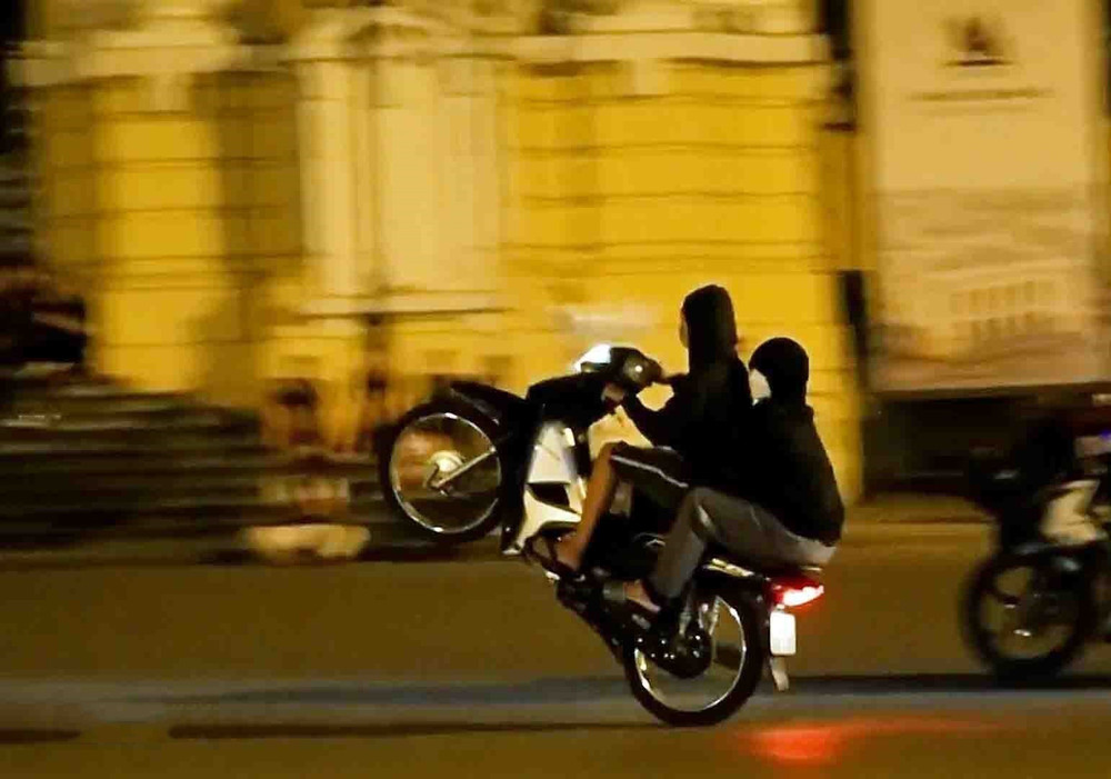 Phạt 56 triệu đồng nhóm đối tượng điều khiển xe mô tô lạng lách, đánh võng