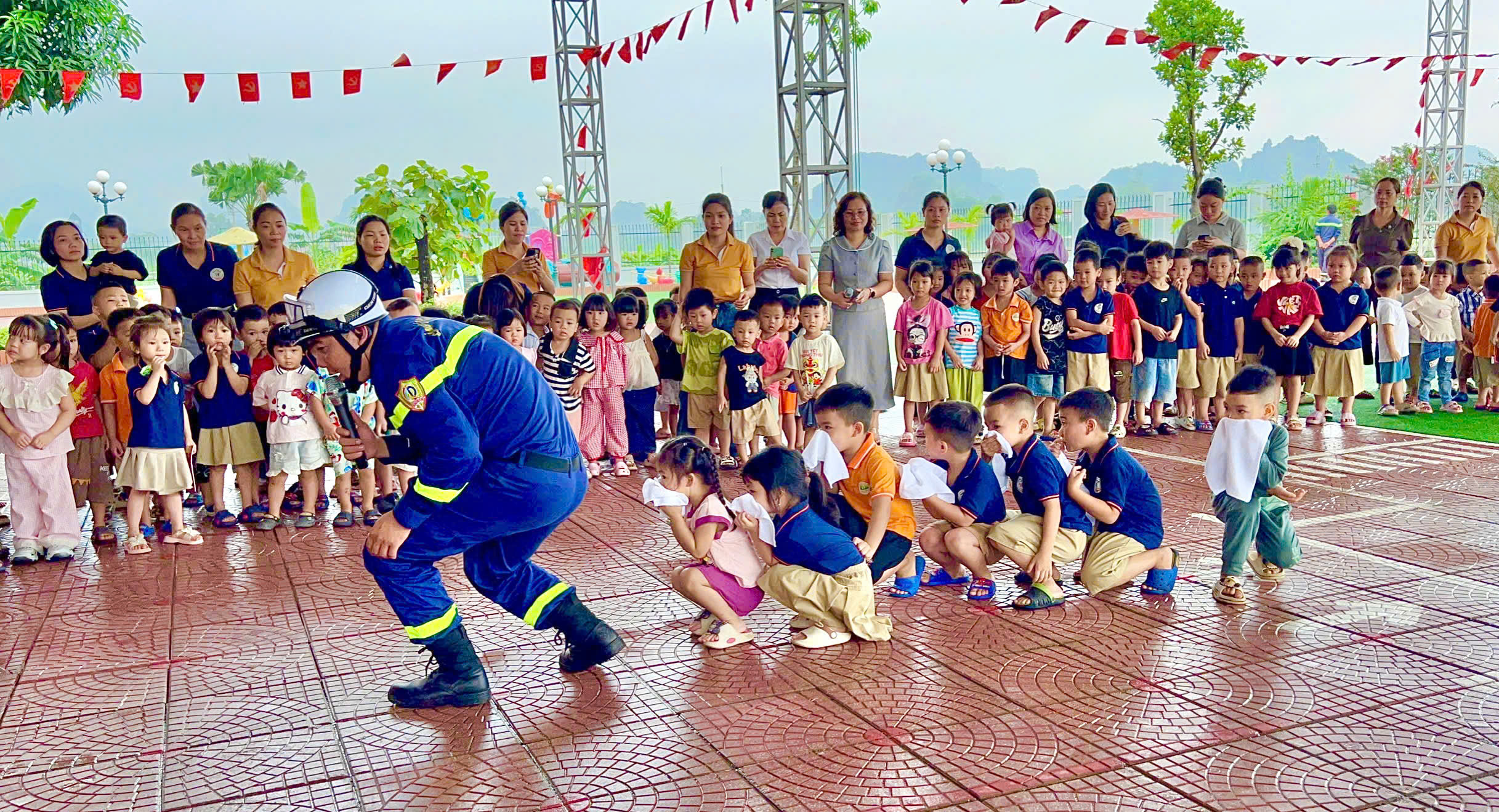 Hơn 600 giáo viên, học sinh mầm non trải nghiệm, thực hành kỹ năng an toàn phòng cháy