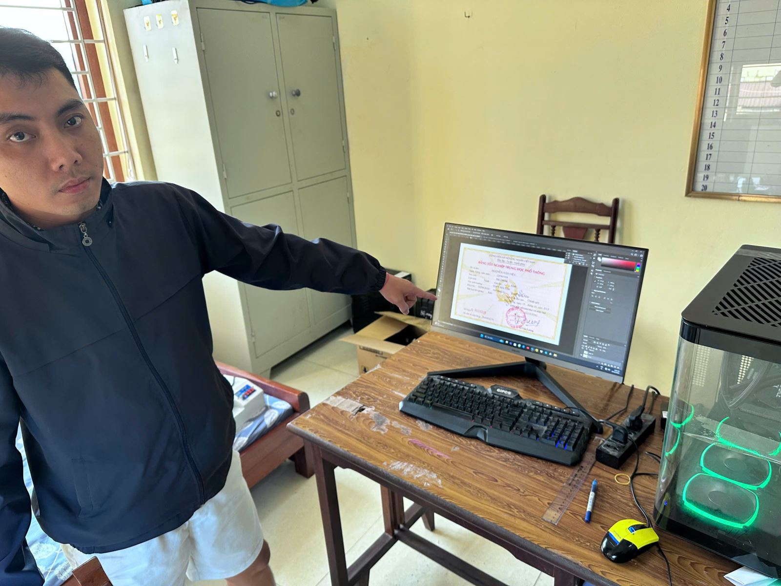 Gã trai sản xuất văn bằng chứng chỉ, rao bán trên "chợ mạng"
