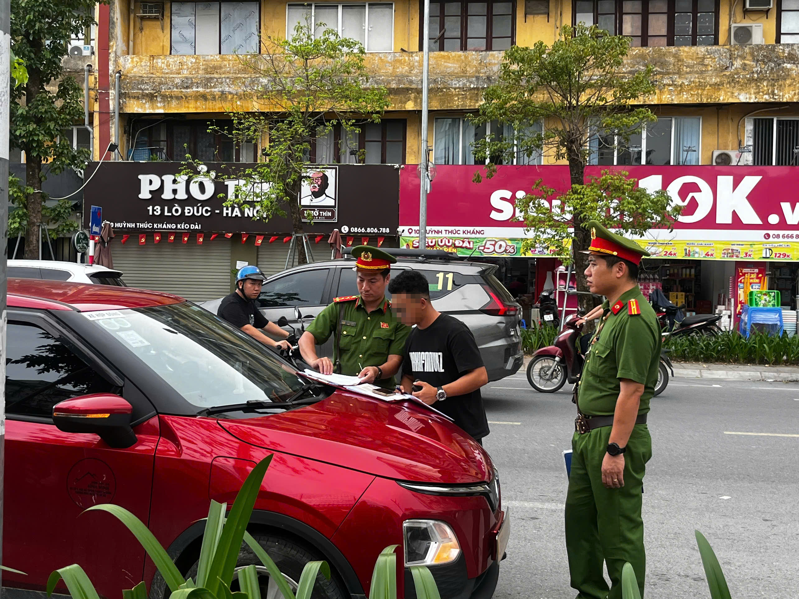 Quyết liệt xử lý các vi phạm về trật tự giao thông, đô thị tại phố Huỳnh Thúc Kháng