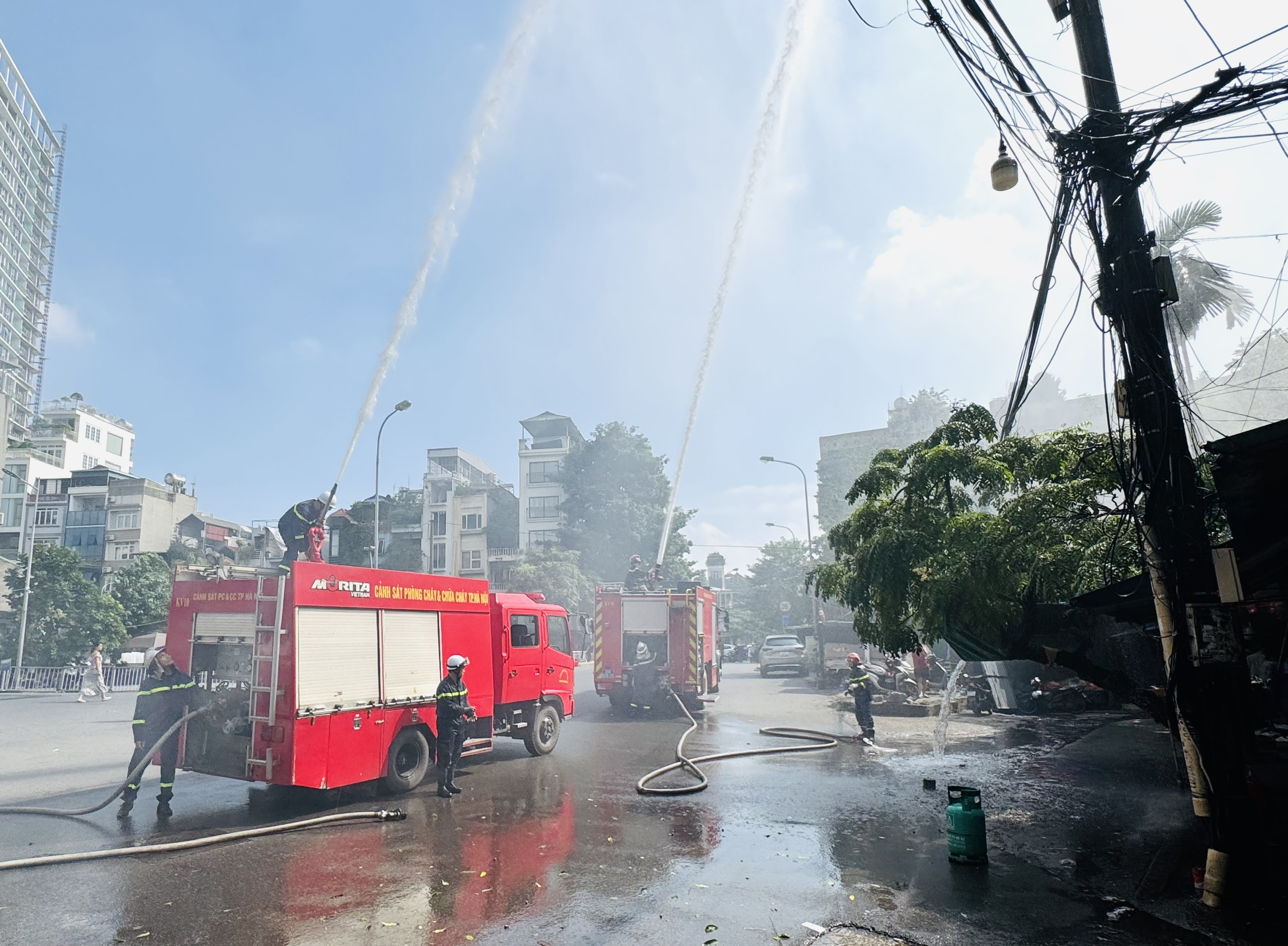 Phường Kim Liên diễn tập phương án chữa cháy, cứu nạn tại chợ A12 Khương Thượng