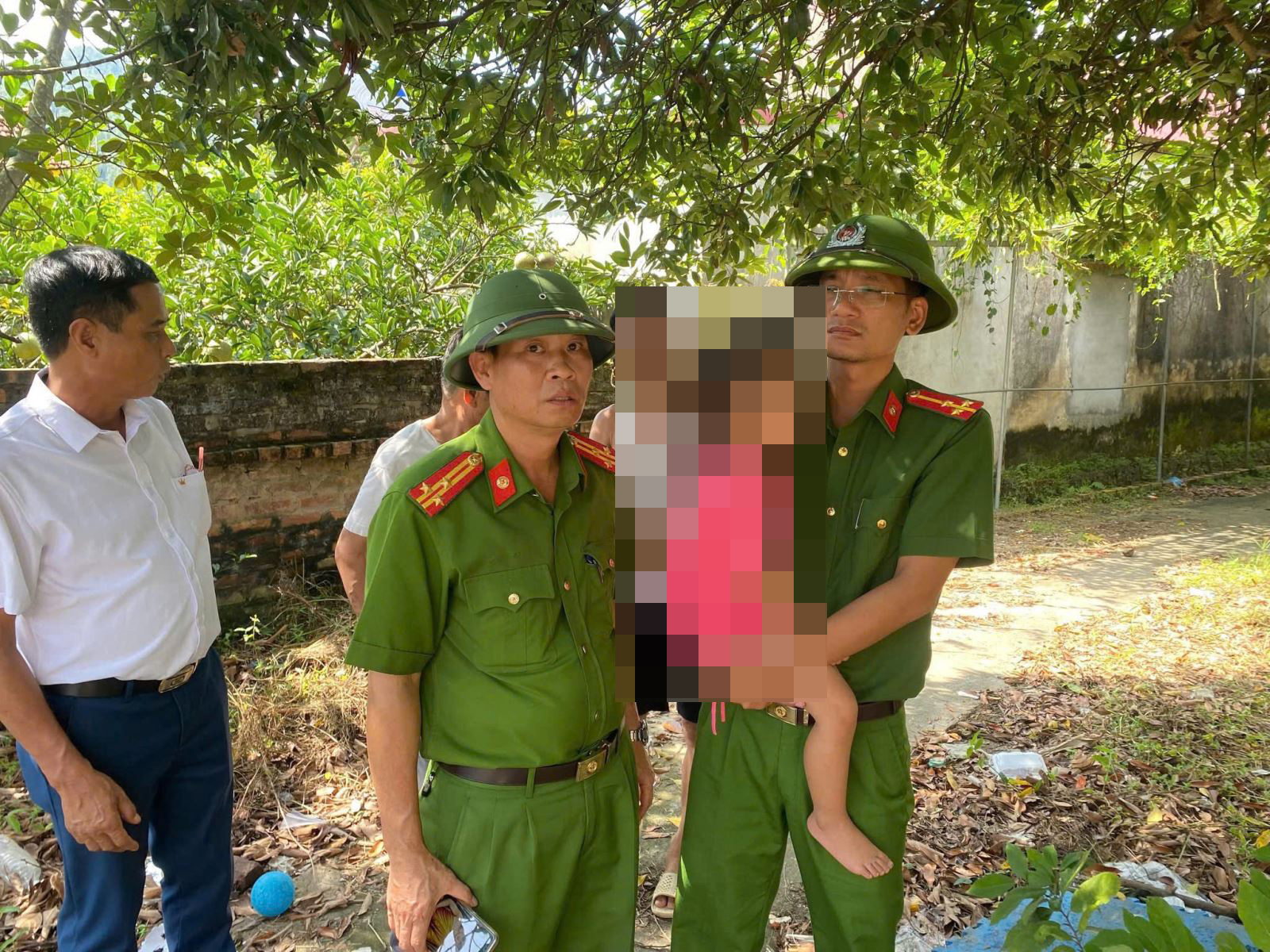 Giải cứu bé gái 4 tuổi bị treo trên trần nhà