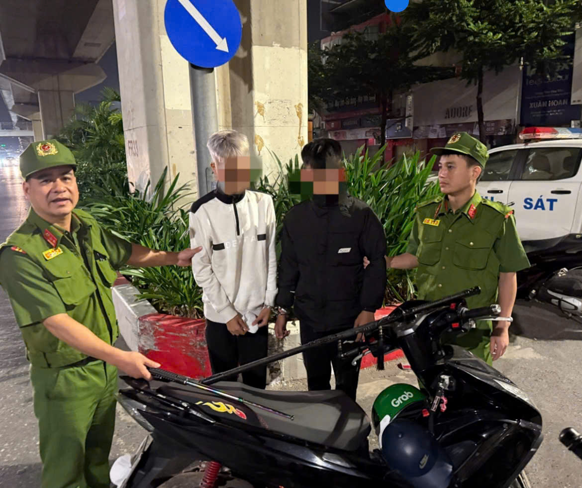 Cảnh sát phản ứng nhanh khống chế hai đối tượng mang hung khí hành hung người đi đường