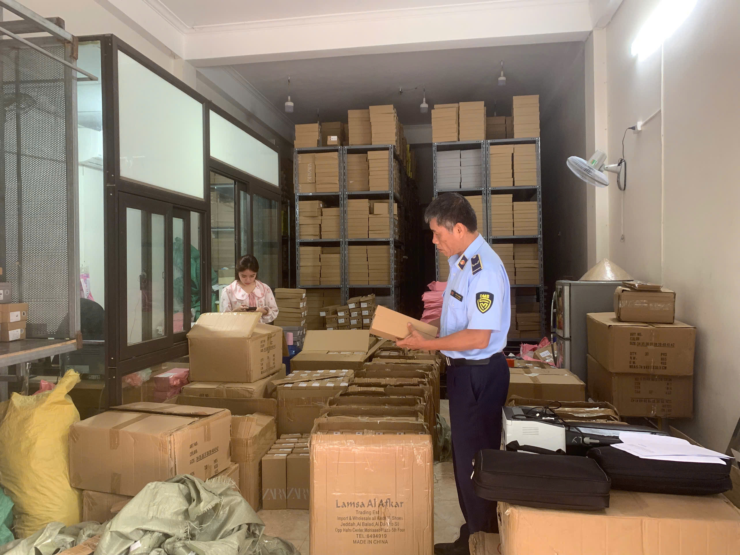 Phát hiện hơn 7.500 đôi giày, dép nghi giả mạo thương hiệu ZARA