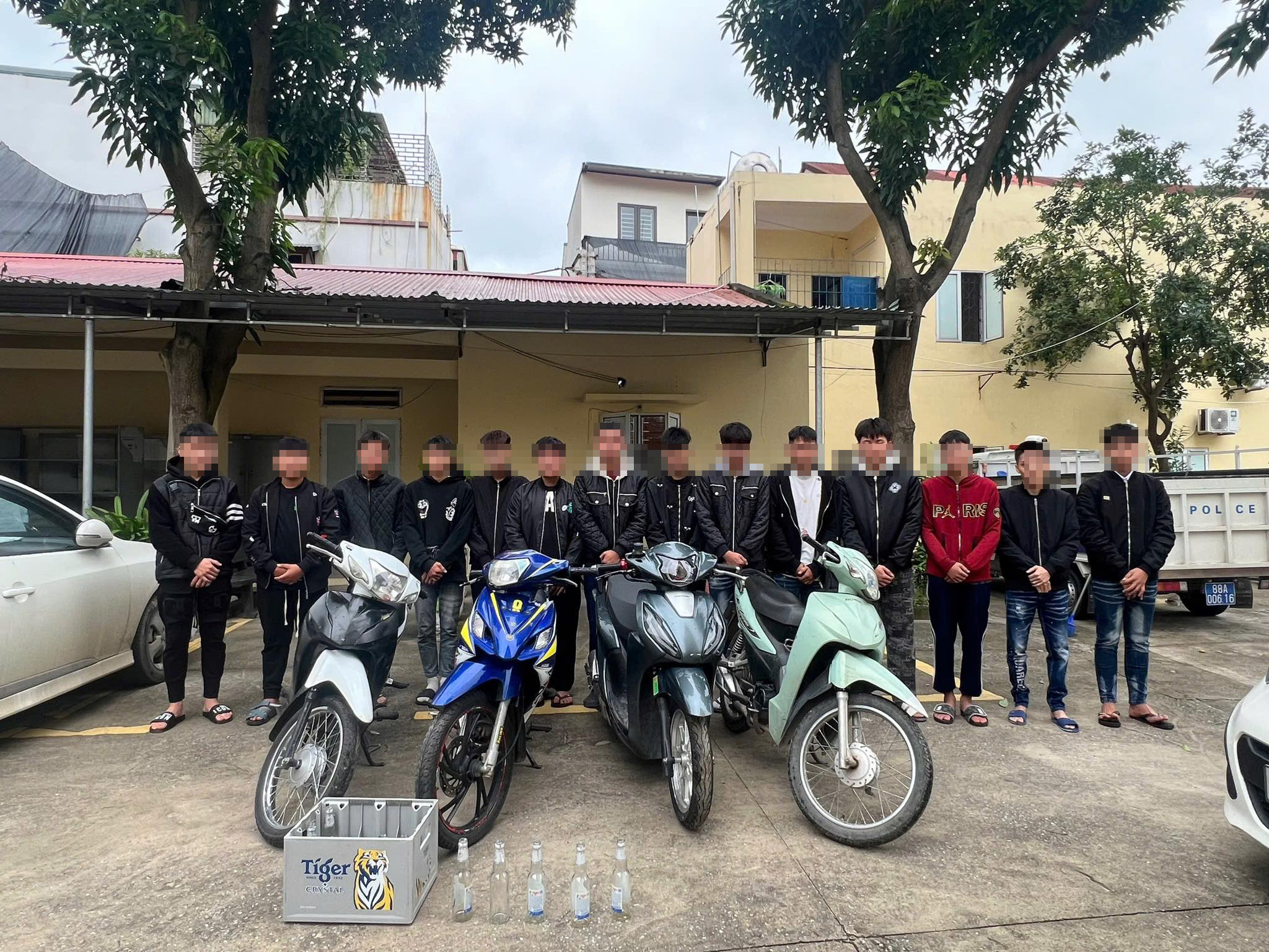 Xử lý nhóm đối tượng ném vỏ chai bia, đập phá 3 xe mô tô dựng trước quán bi-a