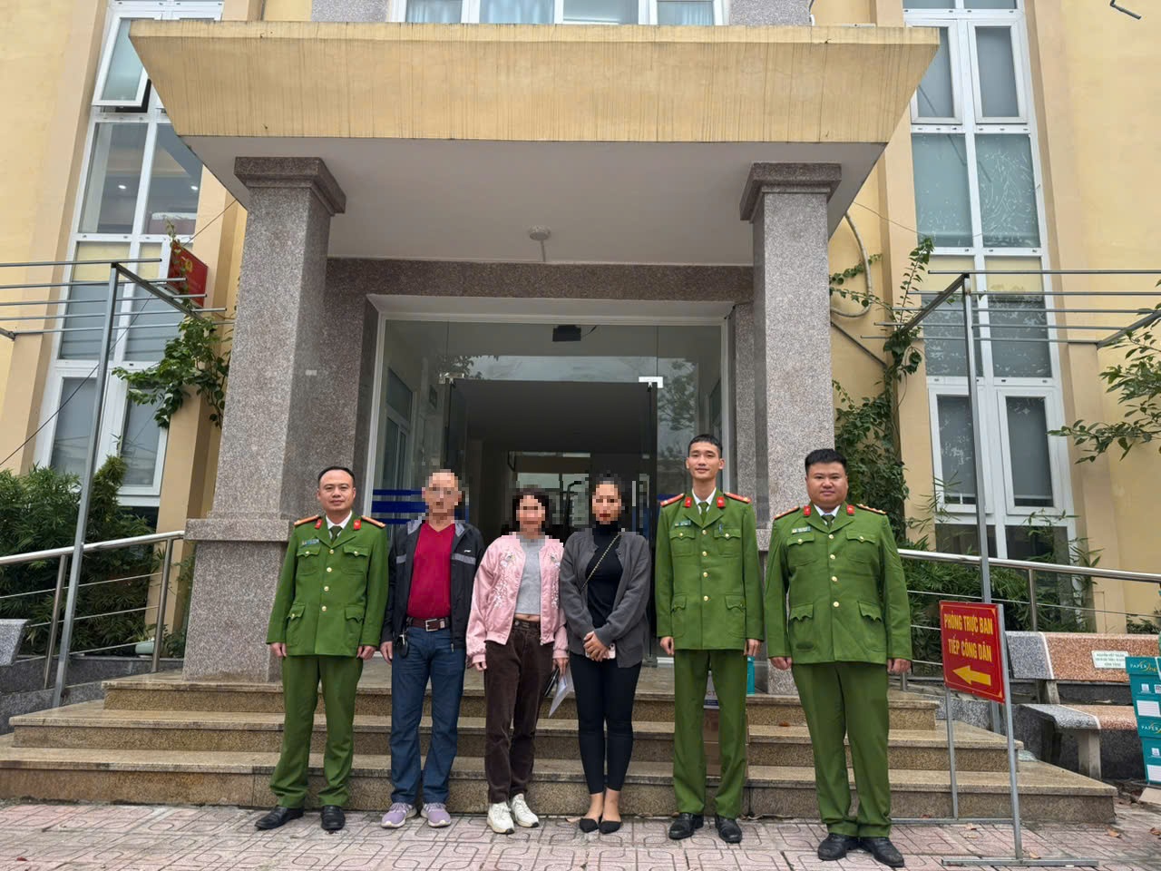 Công an xã Quảng Bị hỗ trợ trao trả người dân hơn 2 tỷ đồng chuyển nhầm vào tài khoản