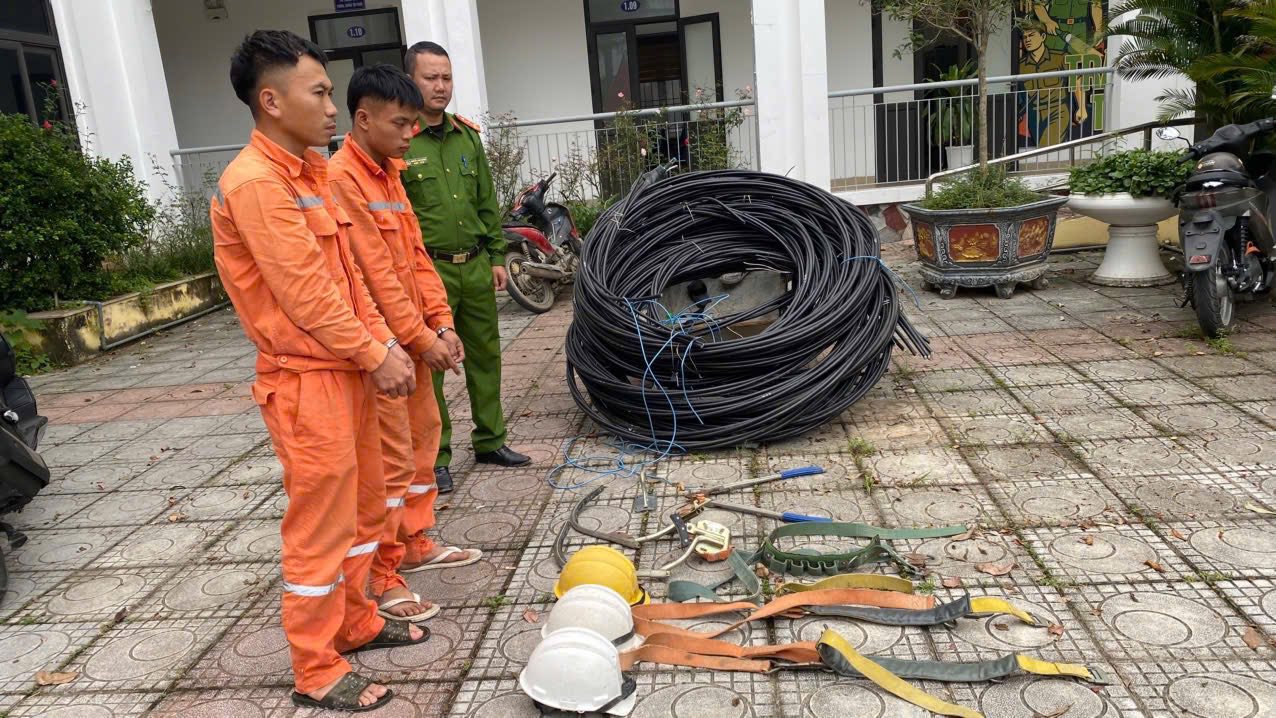 Bắt nhóm đối tượng giả là thợ điện trộm cắp tài sản