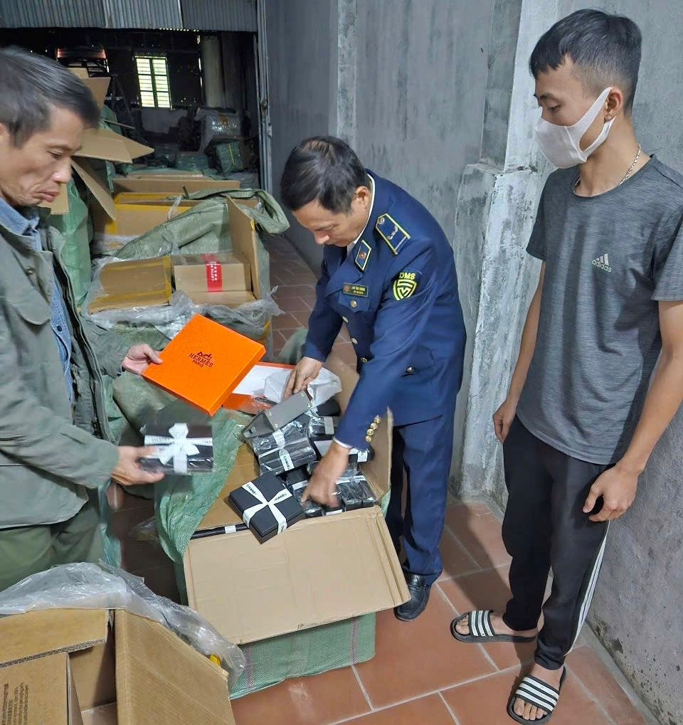 Phát hiện hơn 1.600 sản phẩm túi xách nghi giả mạo các thương hiệu lớn