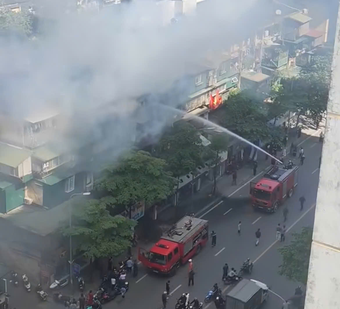 Nhanh chóng dập tắt vụ hỏa hoạn ở phố Phạm Ngọc Thạch
