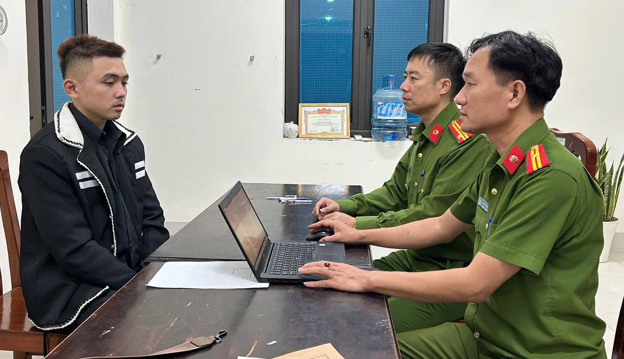 Bắt 2 đối tượng dùng hung khí khống chế chủ nhà lúc rạng sáng