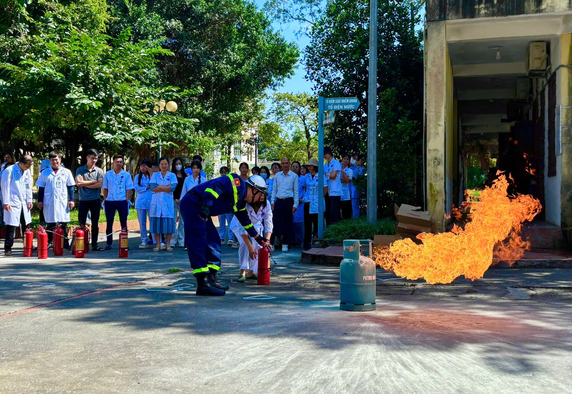 Trang bị kiến thức, kỹ năng xử lý tình huống cháy, nổ cho các nhân viên y tế