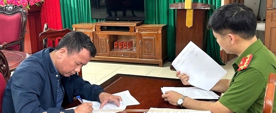 Khởi tố cán bộ xã nhận hối lộ để làm 'sổ đỏ' trái quy định