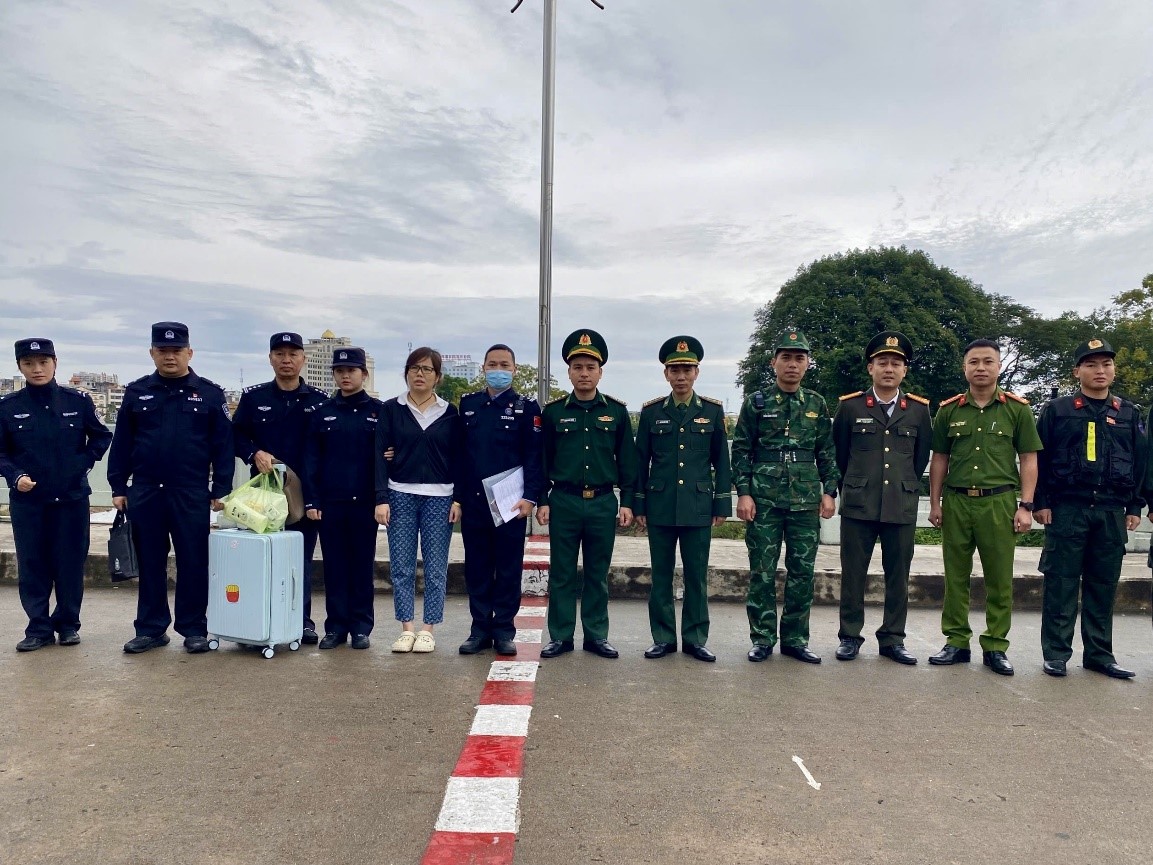 Trục xuất người phụ nữ bị truy nã về tội lừa đảo chiếm đoạt tài sản