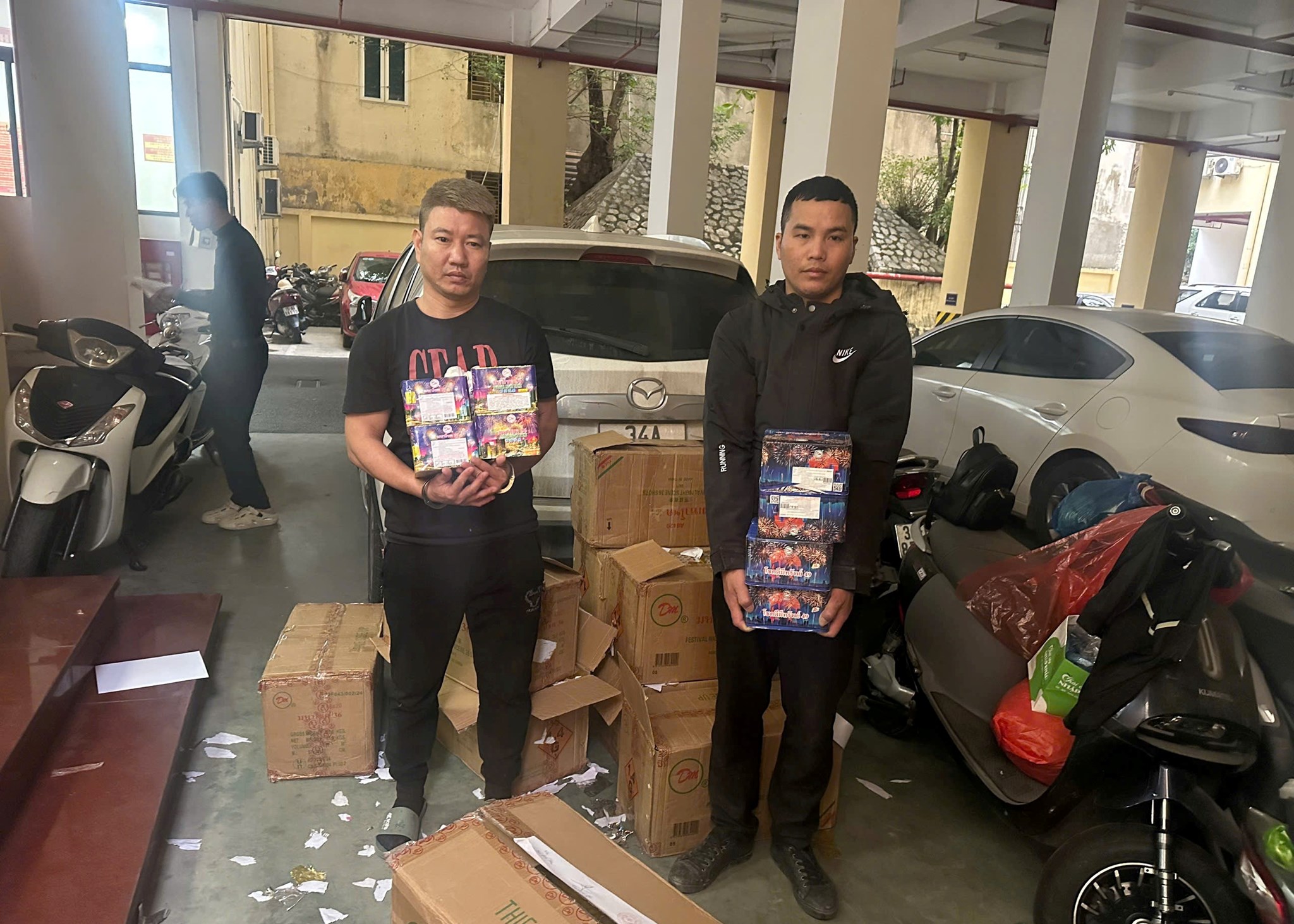 'Ôm' hàng tạ pháo từ biên giới Việt - Lào mang về nội địa tiêu thụ