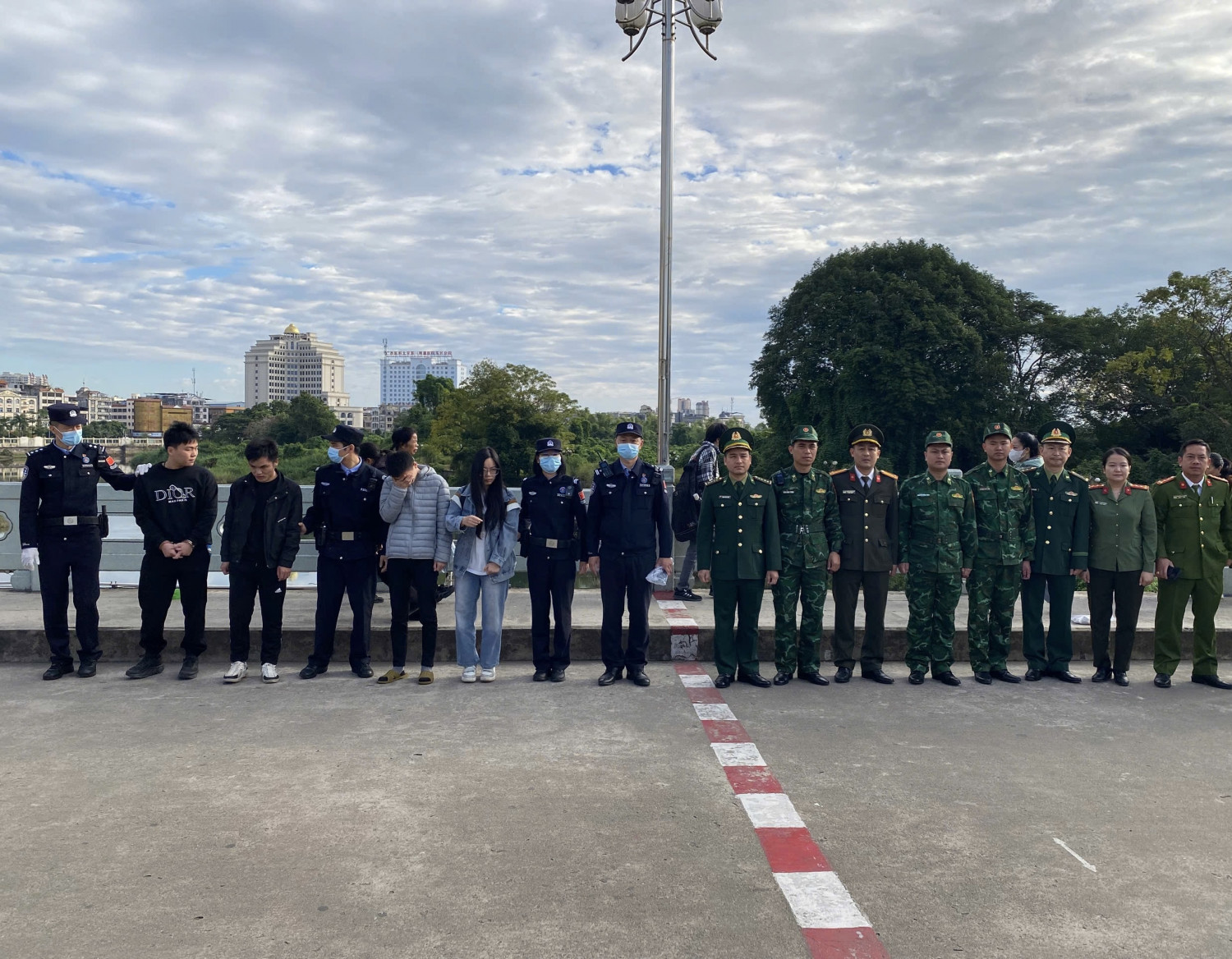 Trục xuất 9 công dân Trung Quốc nhập cảnh trái phép vào Việt Nam