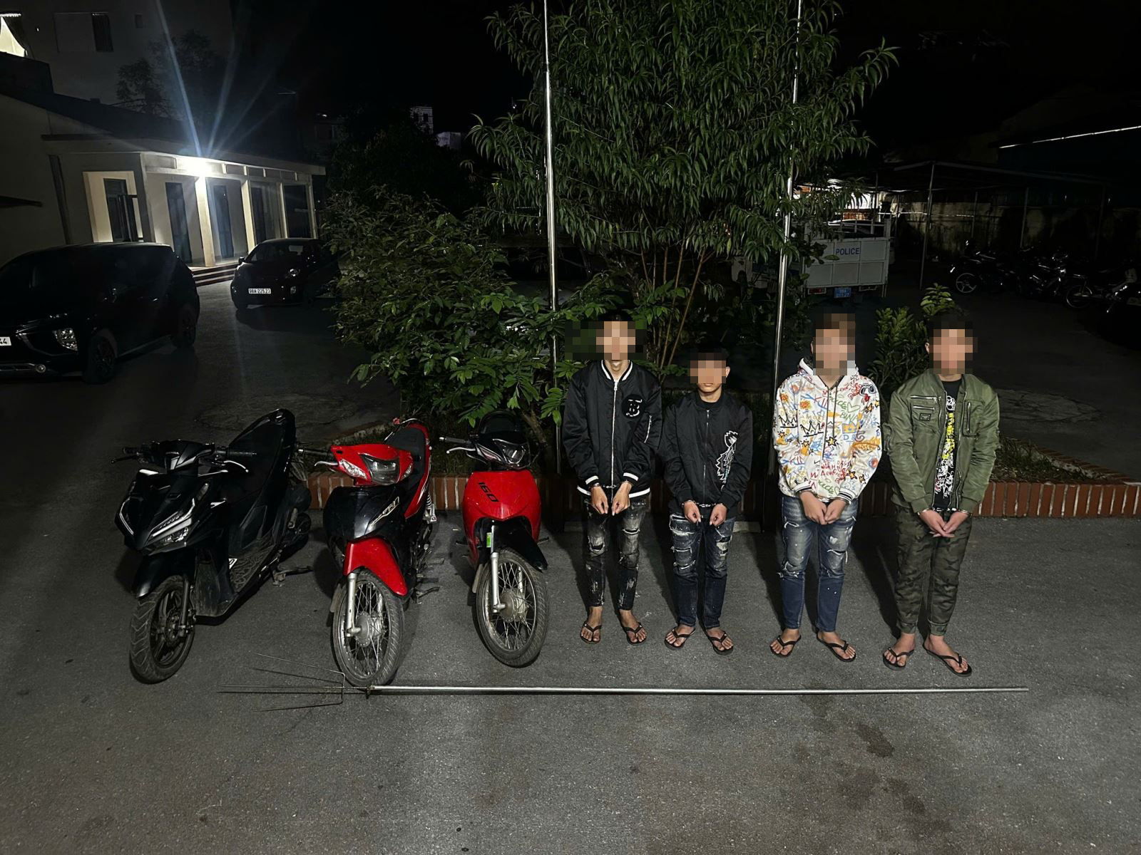 Nhóm 'choai choai' dùng gậy tuýp sắt gắn đinh ba cướp xe máy