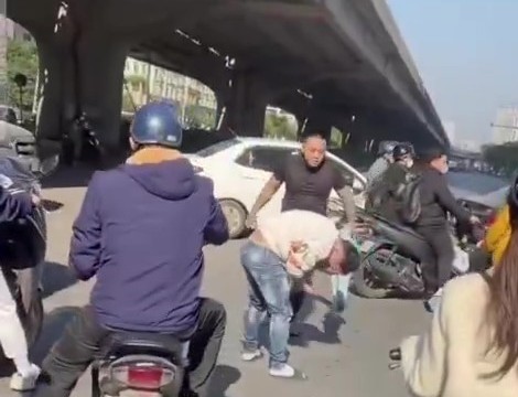 Tạm giữ đối tượng hành hung người khác do mâu thuẫn va chạm giao thông