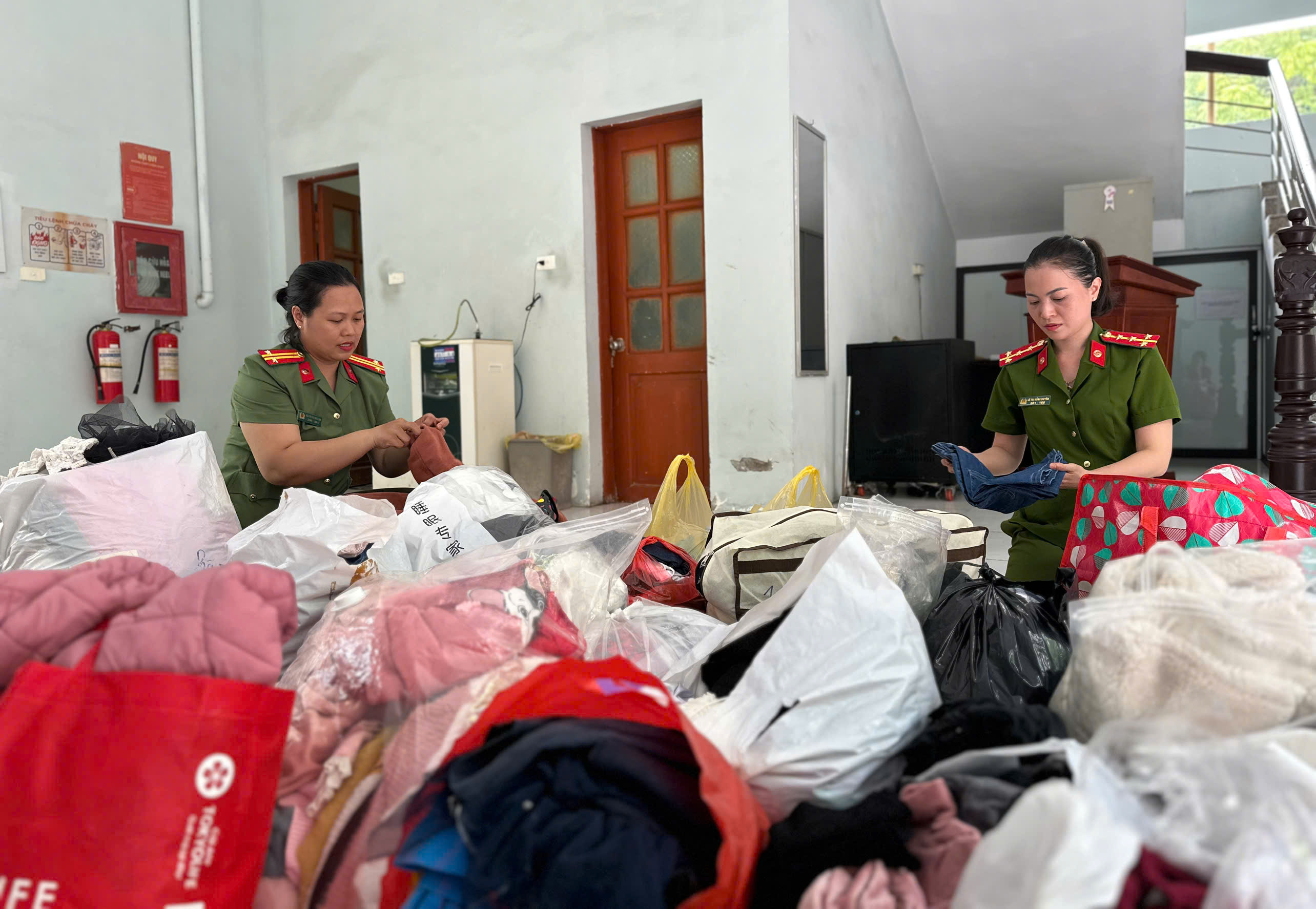 Phụ nữ Công an phường Hà Đông chia sẻ khó khăn với học sinh vùng lũ