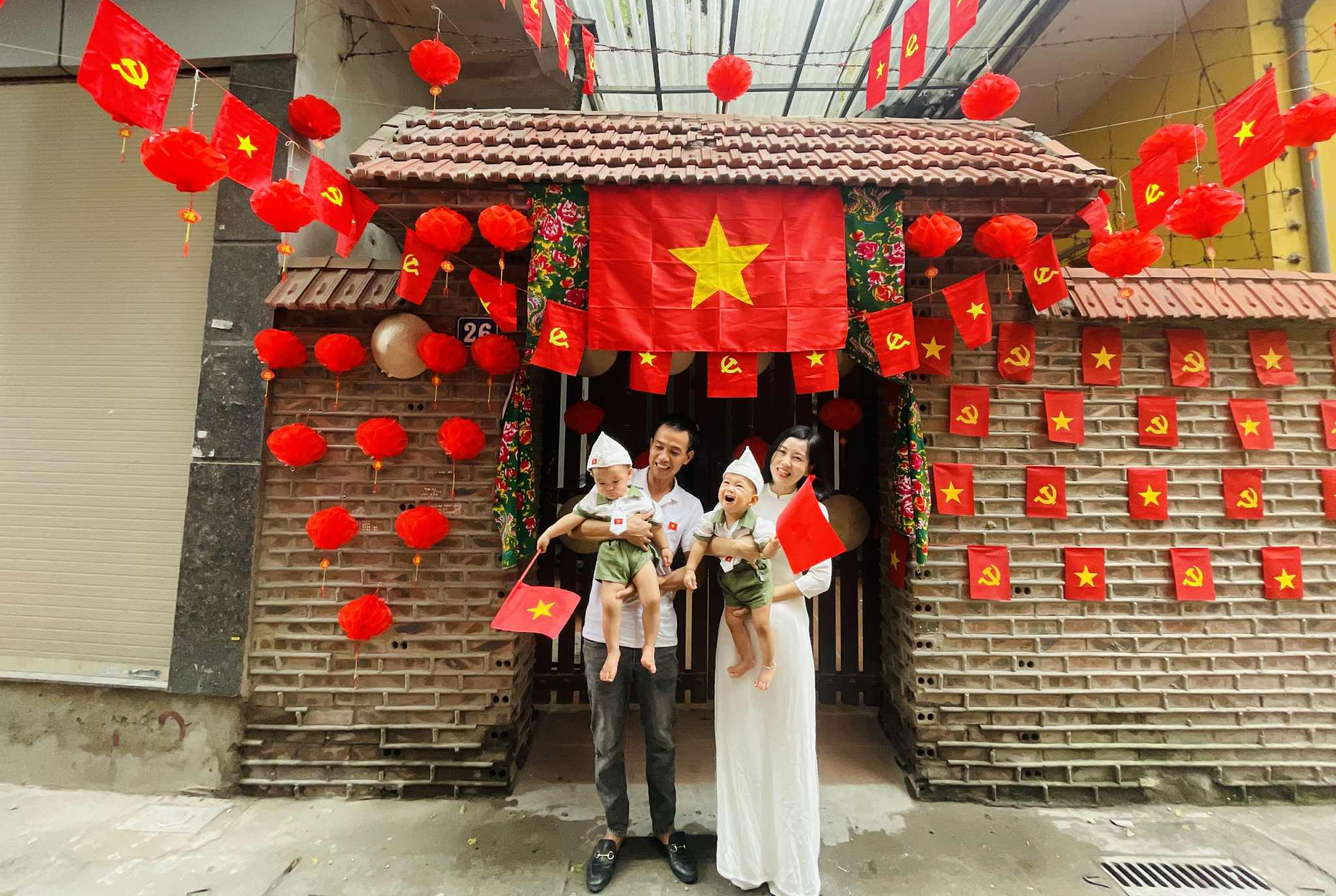 Tình yêu Tổ quốc trong ngôi nhà nhỏ ở Hà Nội