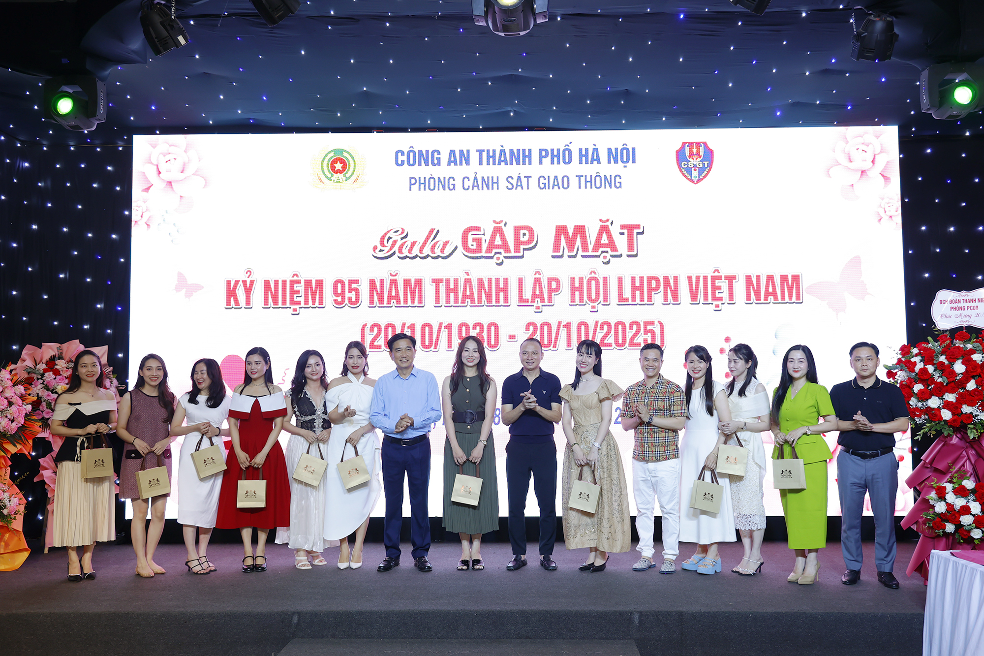 Những nữ Cảnh sát giao thông rạng ngời trong ngày Phụ nữ Việt Nam