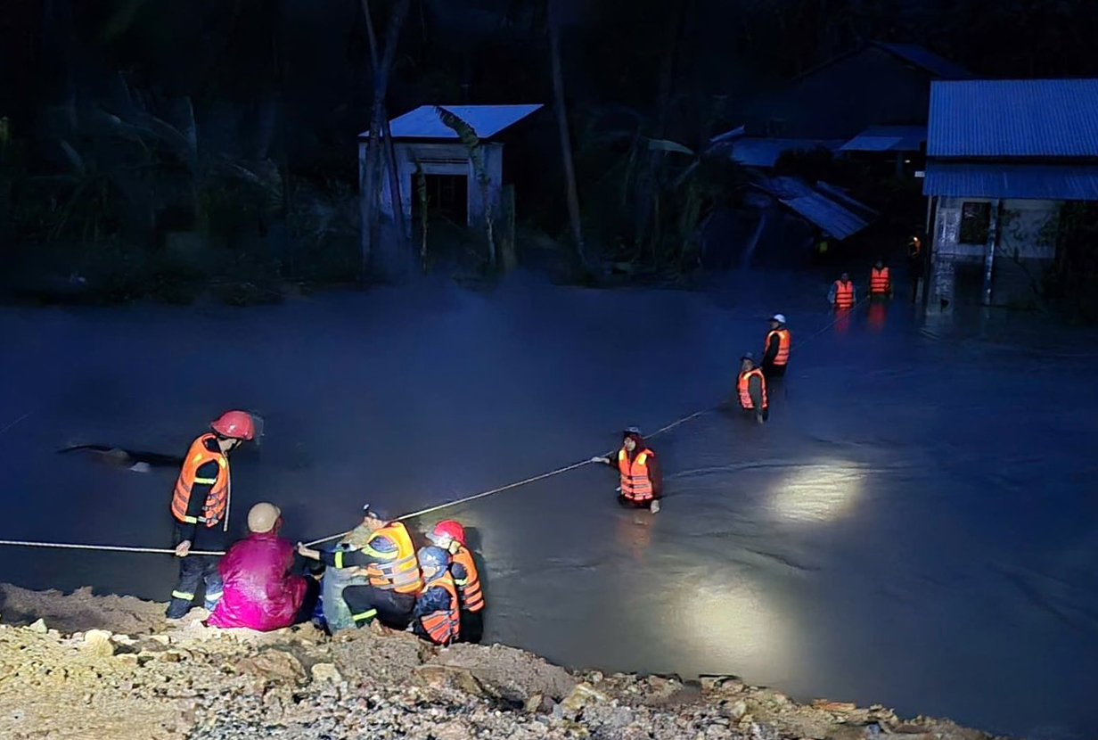 Hình ảnh quả cảm của Công an Đắk Lắk giữa dòng nước lũ