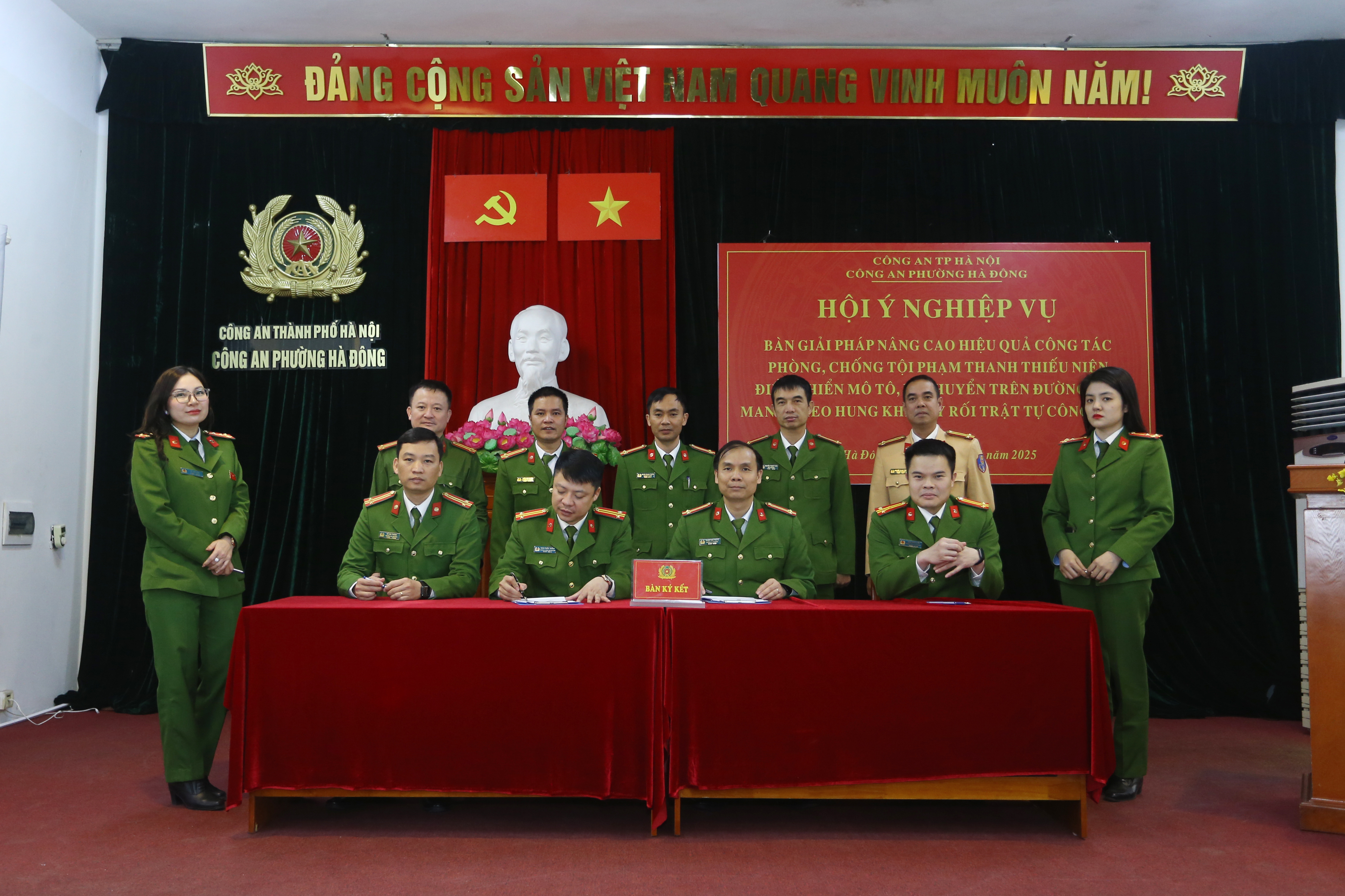 Công an 8 phường quyết tâm "quét" tội phạm đường phố