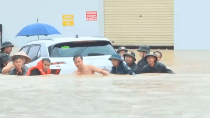 Hình ảnh lực lượng Công an dầm mình trong mưa lũ cứu người và di dời tài sản tại Hà Giang