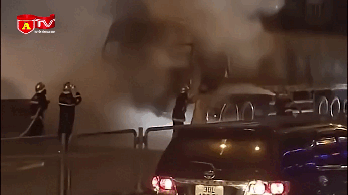 Ô tô đầu kéo cháy dữ dội dưới trời mưa trên đường Vành đai 3