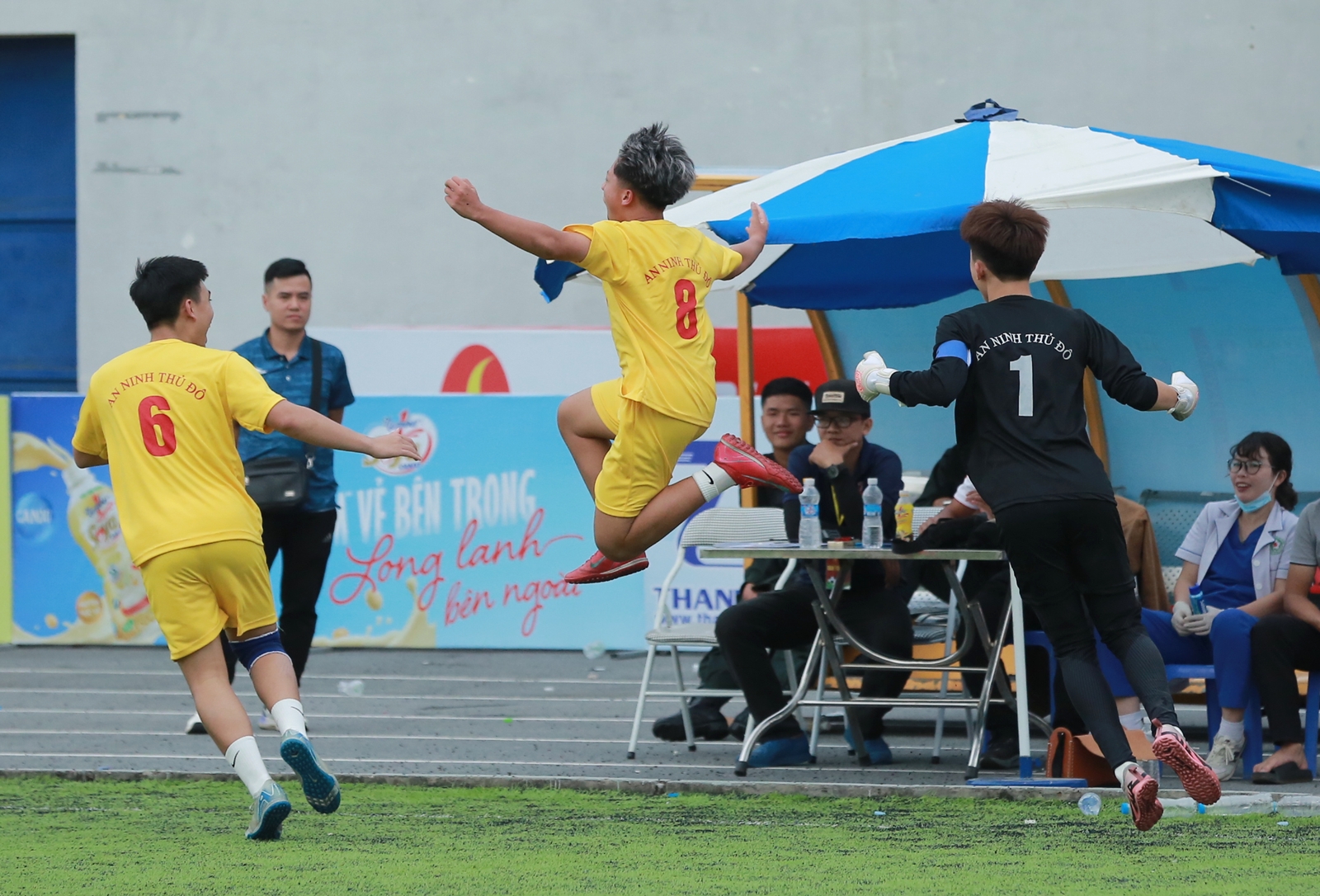 Những khoảnh khắc đáng nhớ, nơi cảm xúc vỡ òa trên sân cỏ bóng đá học sinh