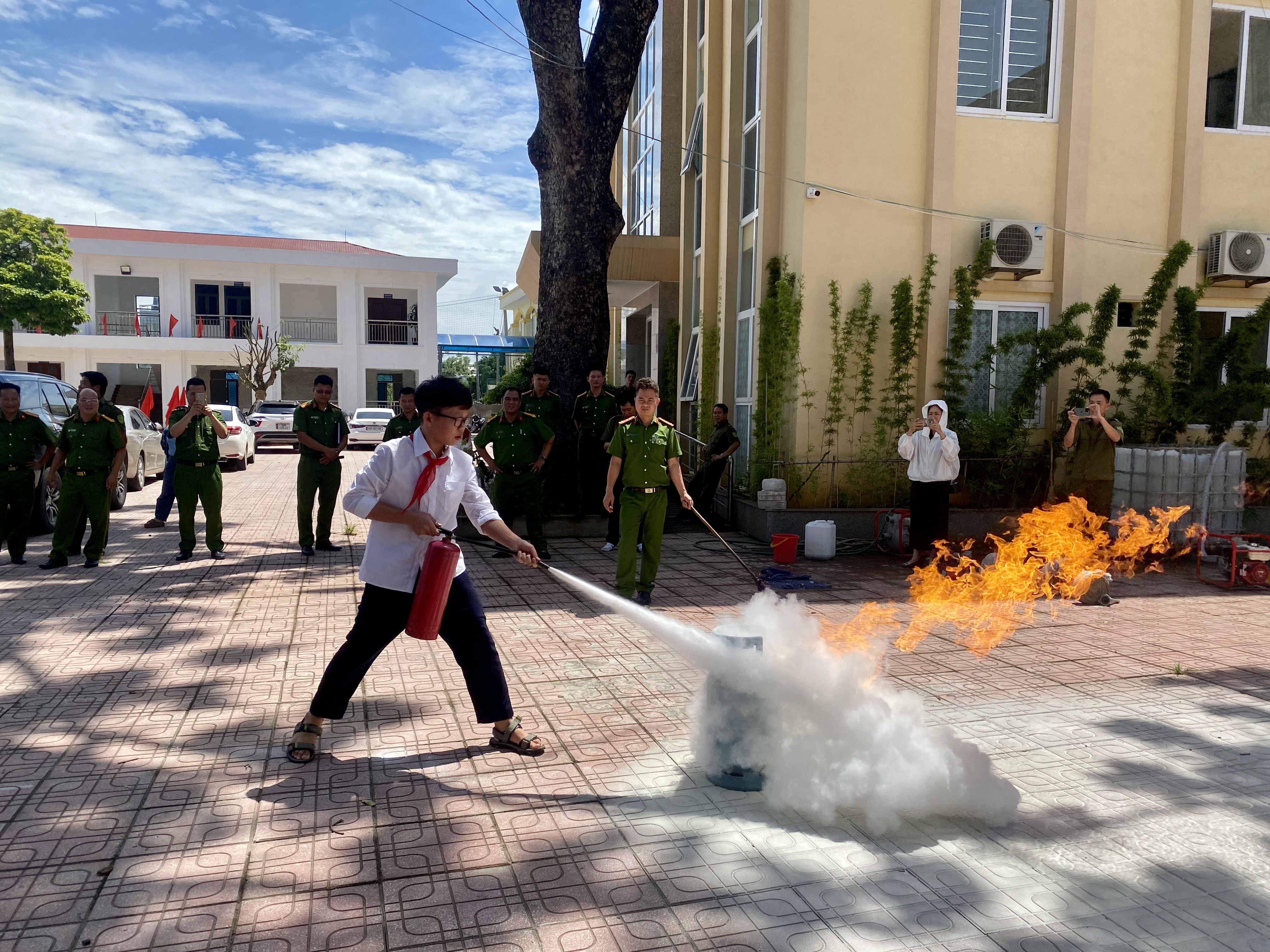 Nâng cao nhận thức và kỹ năng phòng cháy, chữa cháy và cứu nạn, cứu hộ trong cộng đồng