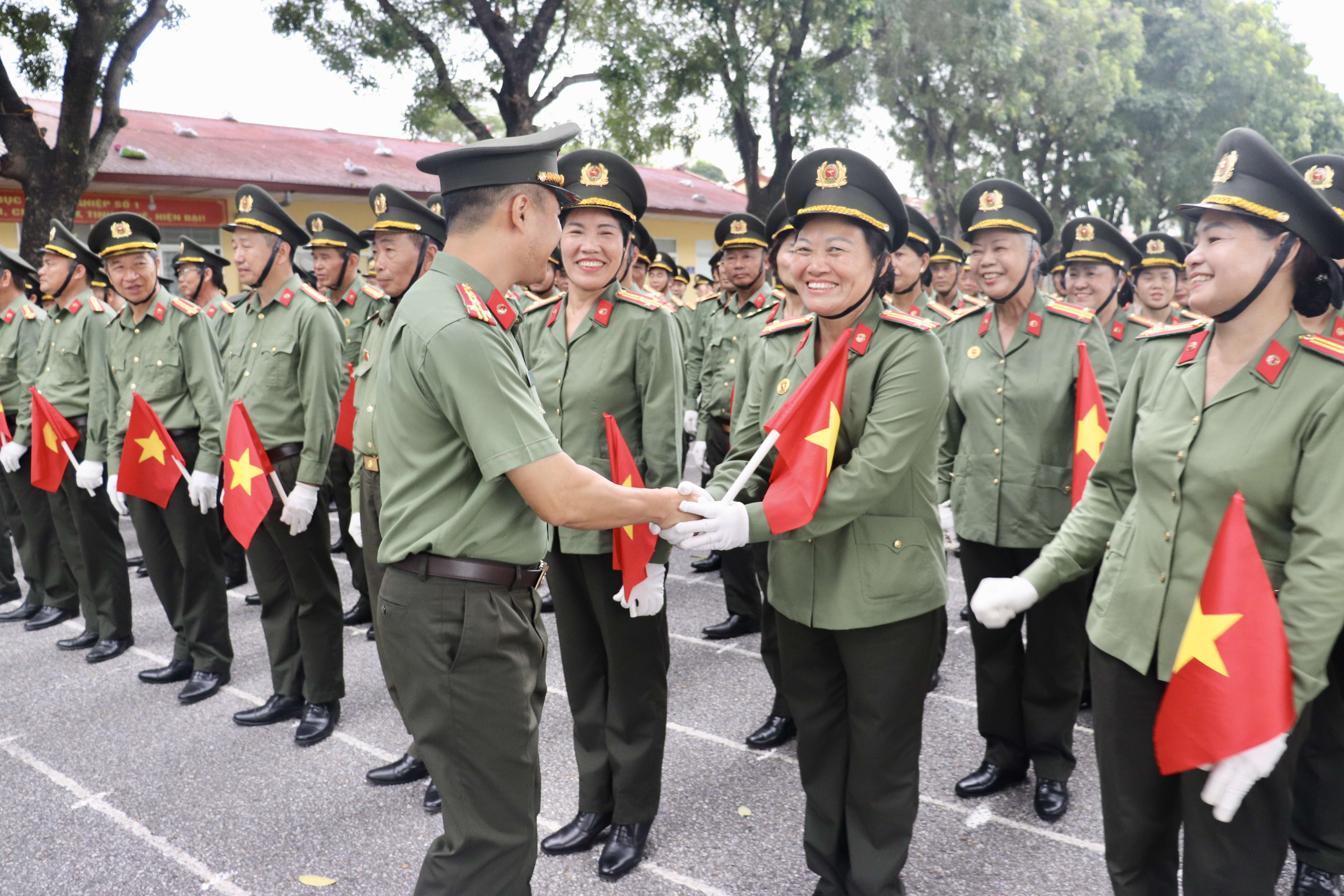 Lãnh đạo Công an thành phố Hà Nội thăm, động viên khối Cựu CAND Việt Nam tham gia diễu binh, diễu hành A80