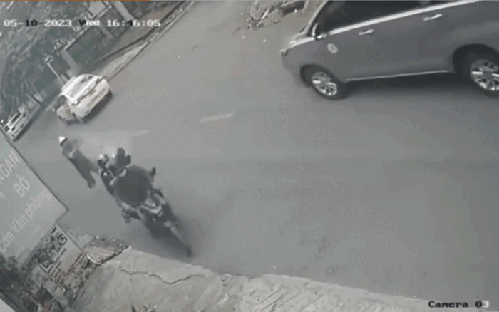 Bất chấp bị xịt hơi cay vào mặt, chiến sĩ công an vẫn quật ngã tội phạm