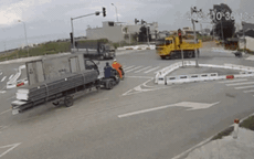 Hai xe tải tông nhau khiến người đi xe máy suýt chết oan