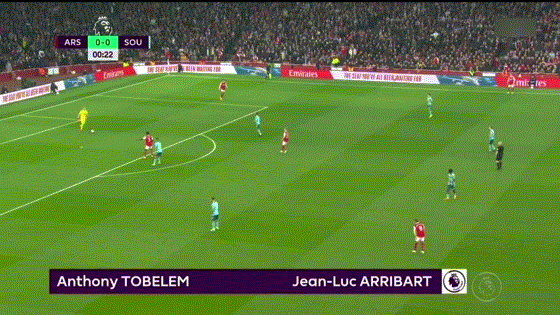 Ramsdale hóa thành De Gea, Arsenal trả giá đắt