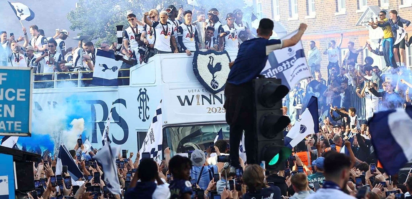 Tottenham diễu hành mừng vô địch lớn chưa từng thấy trên đường phố