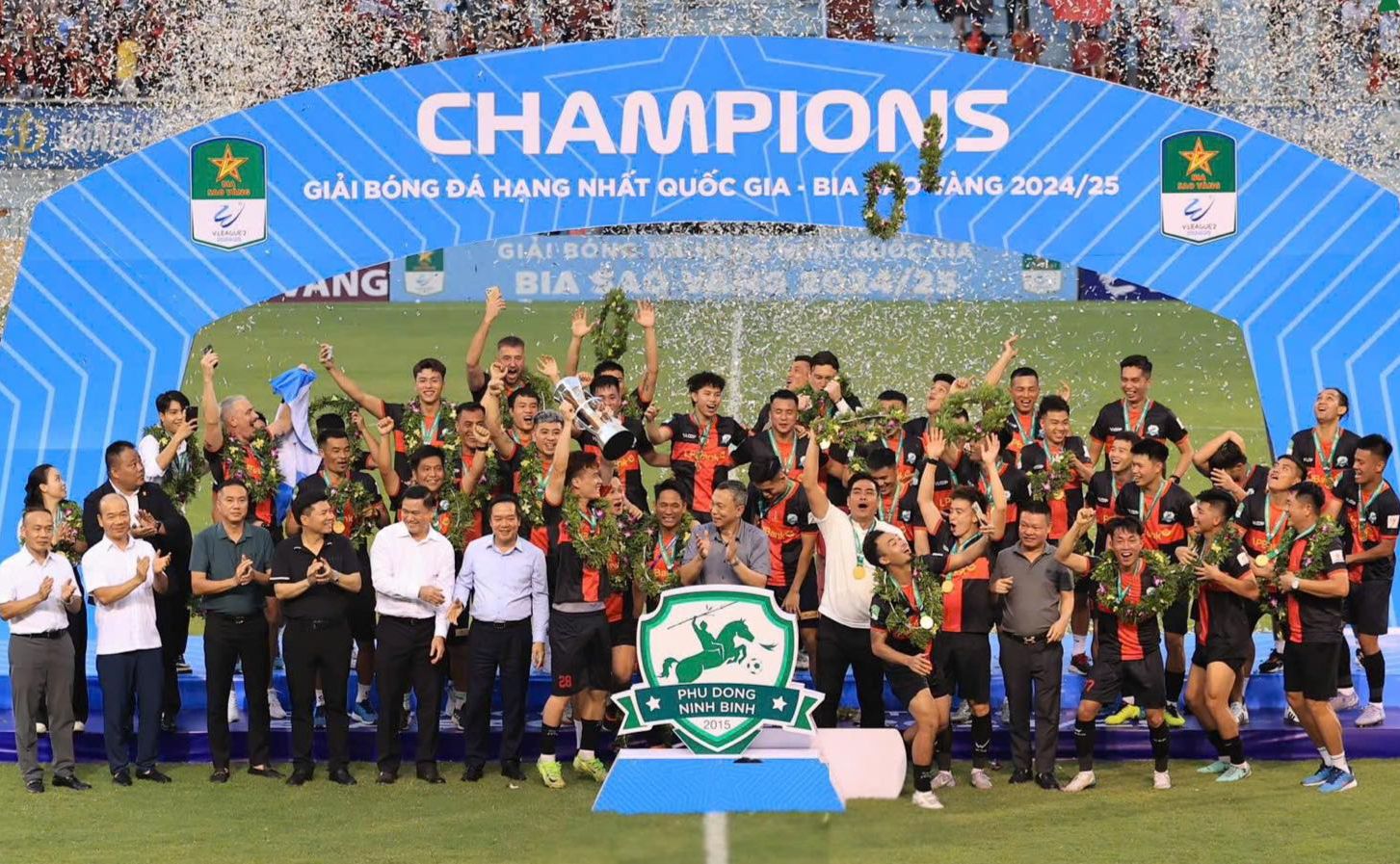 Ninh Bình nâng cúp đầy cảm xúc, chờ derby với Nam Định ở V-League mùa tới