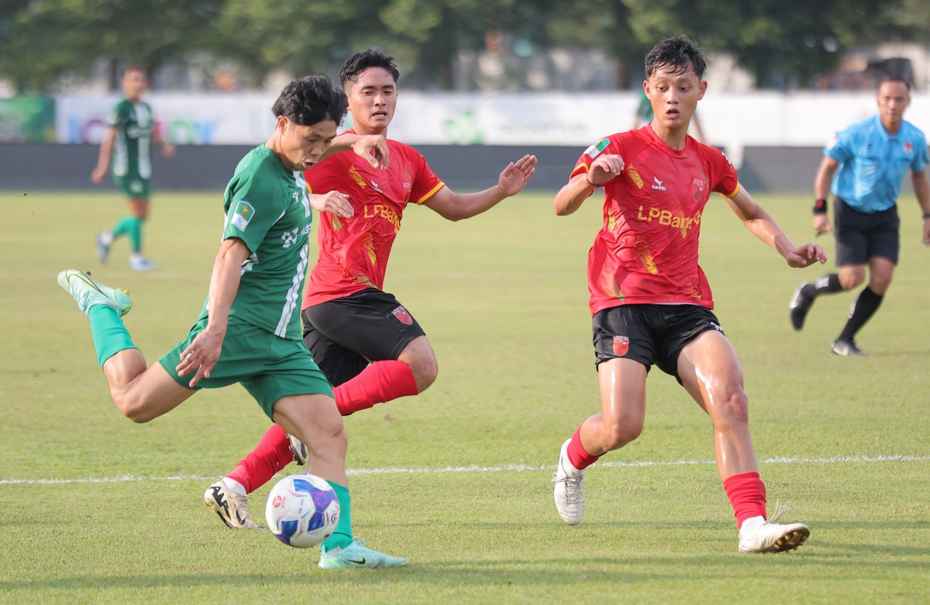 Đội bóng của Công Phượng có thể phải đổi sân đá play-off với Đà Nẵng