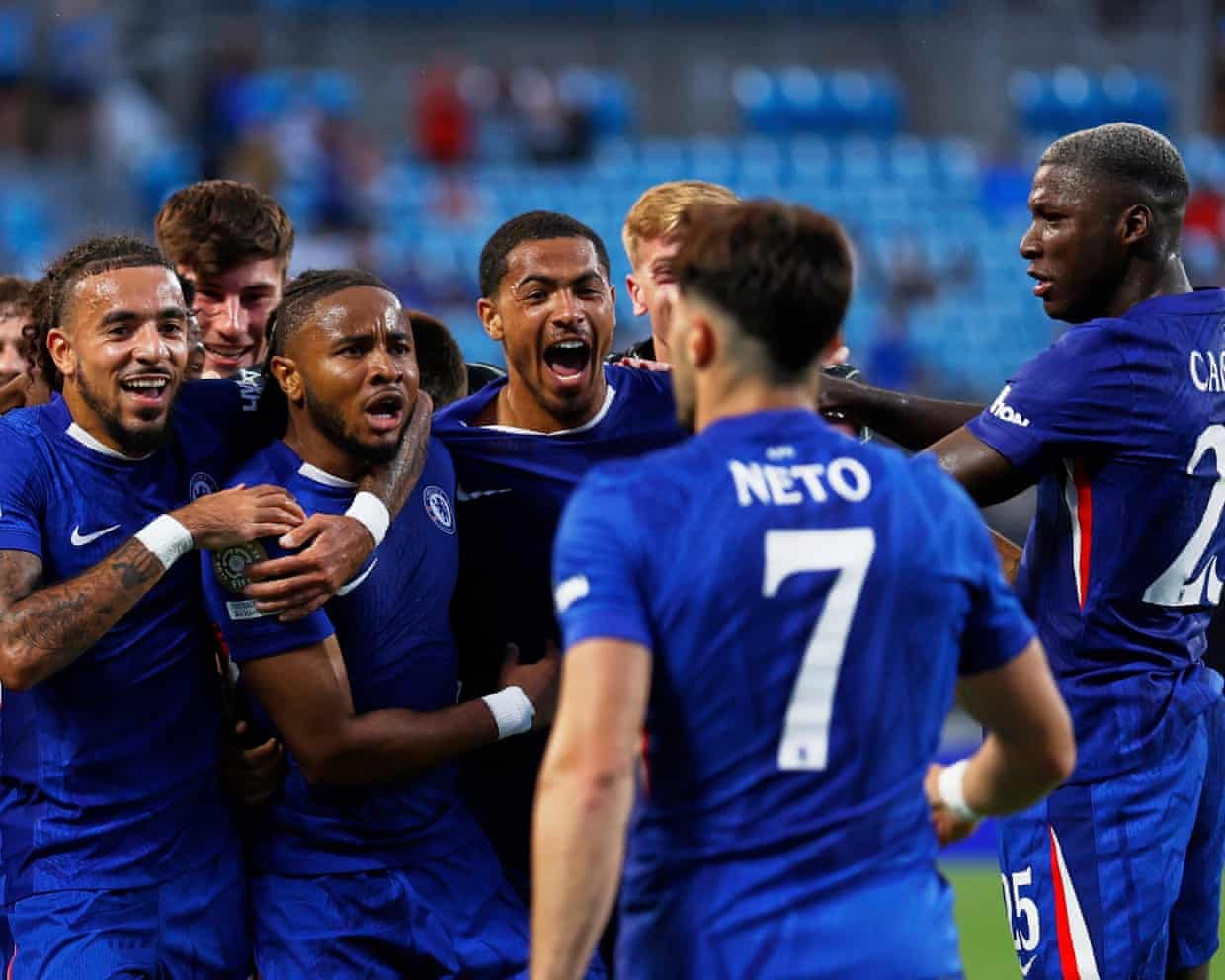 Vì sao trận Chelsea - Benfica kéo dài tới 5 tiếng đồng hồ?