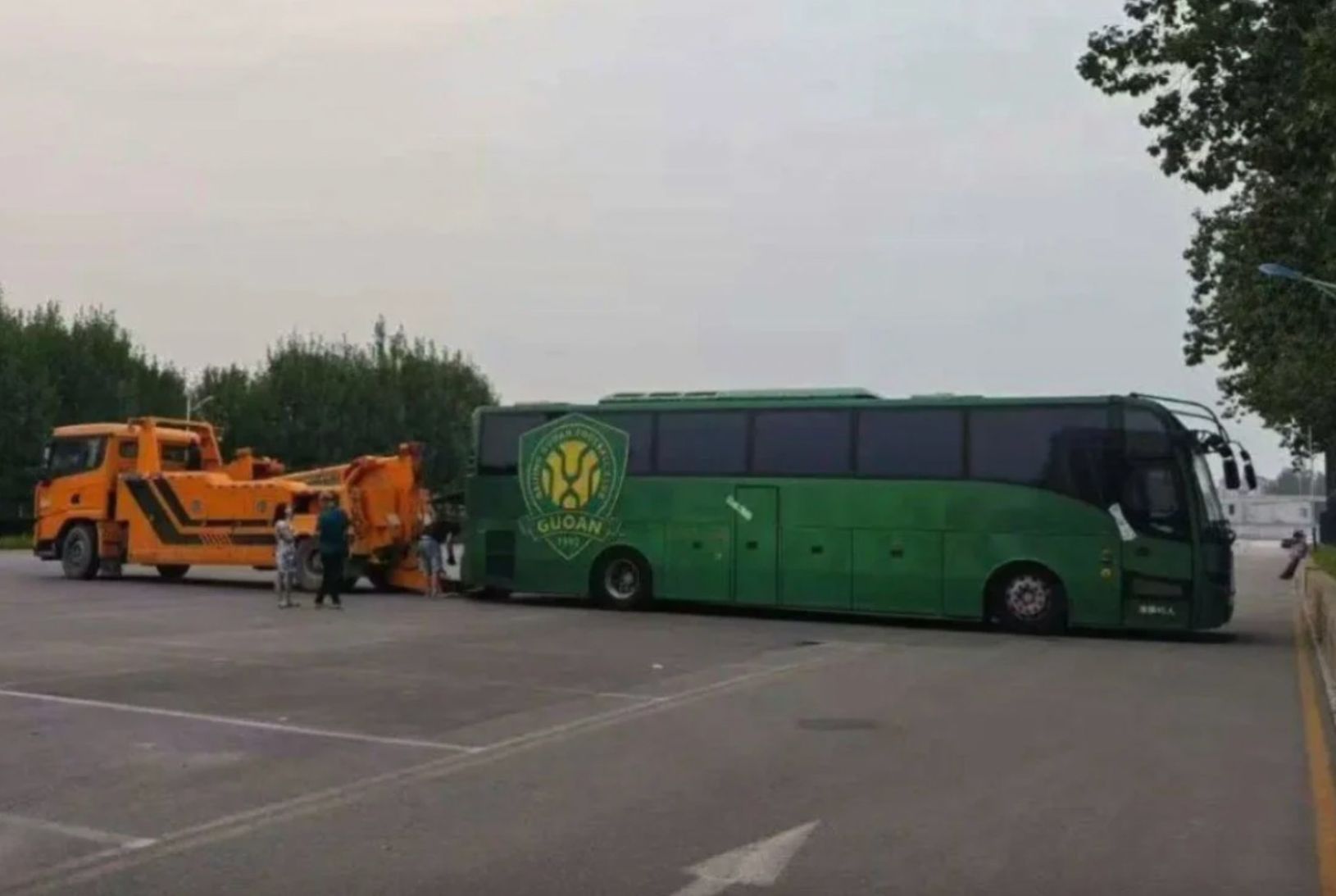 Cú sốc bóng đá Trung Quốc: Đến xe buýt chuyên chở cầu thủ cũng bị siết nợ
