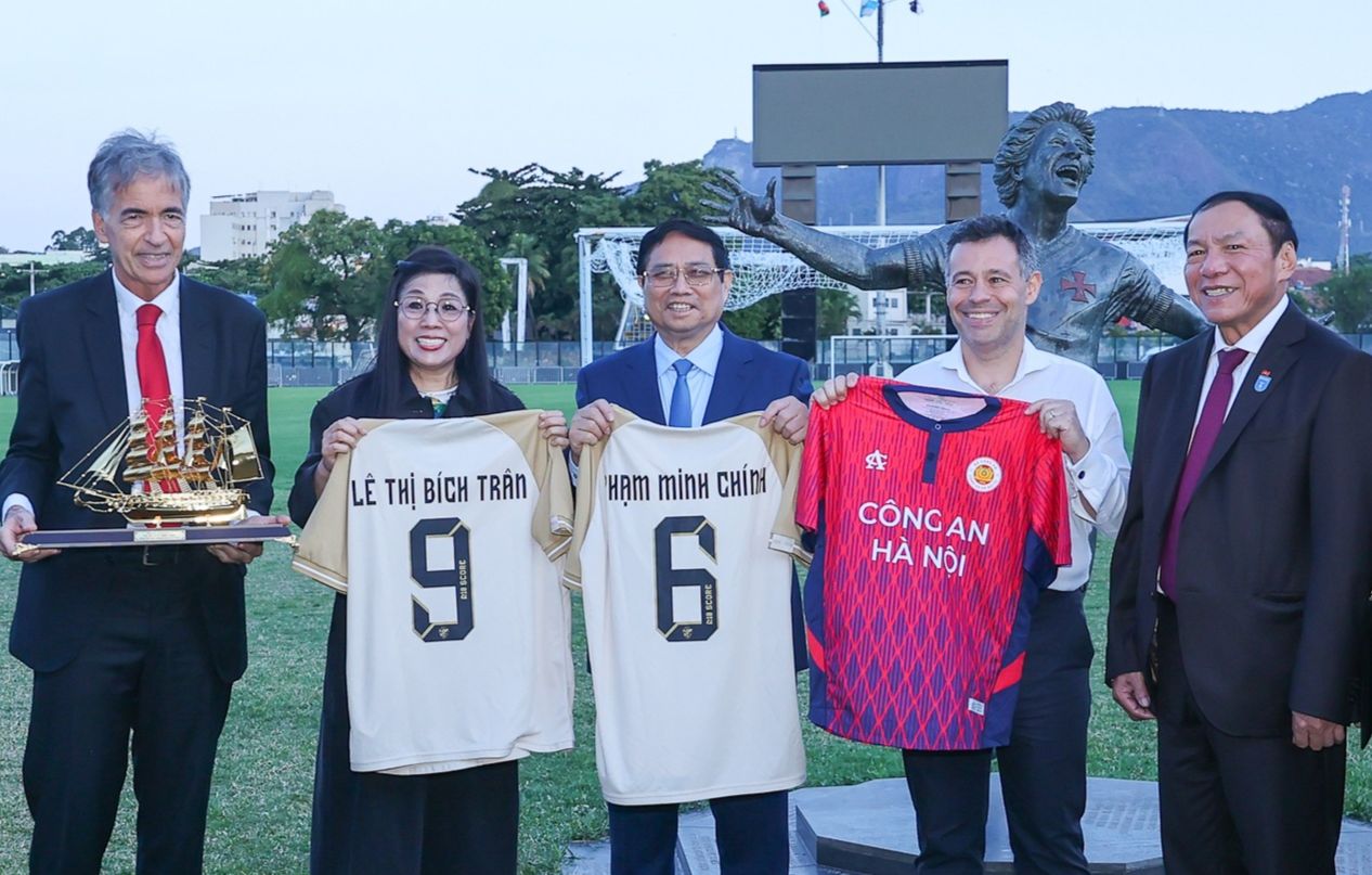 Thủ tướng Phạm Minh Chính tặng đội bóng hàng đầu Brazil áo đấu Công an Hà Nội FC