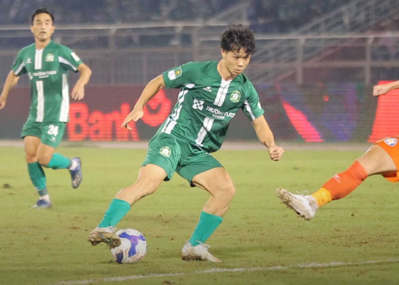 Đội bóng của Công Phượng đối mặt bất lợi lớn