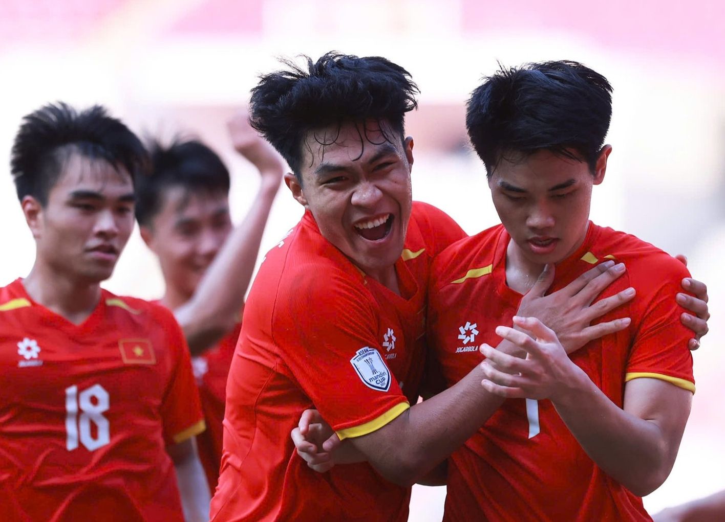 Ngược dòng ấn tượng, U23 Việt Nam hẹn gặp Thái Lan hoặc Indonesia ở chung kết