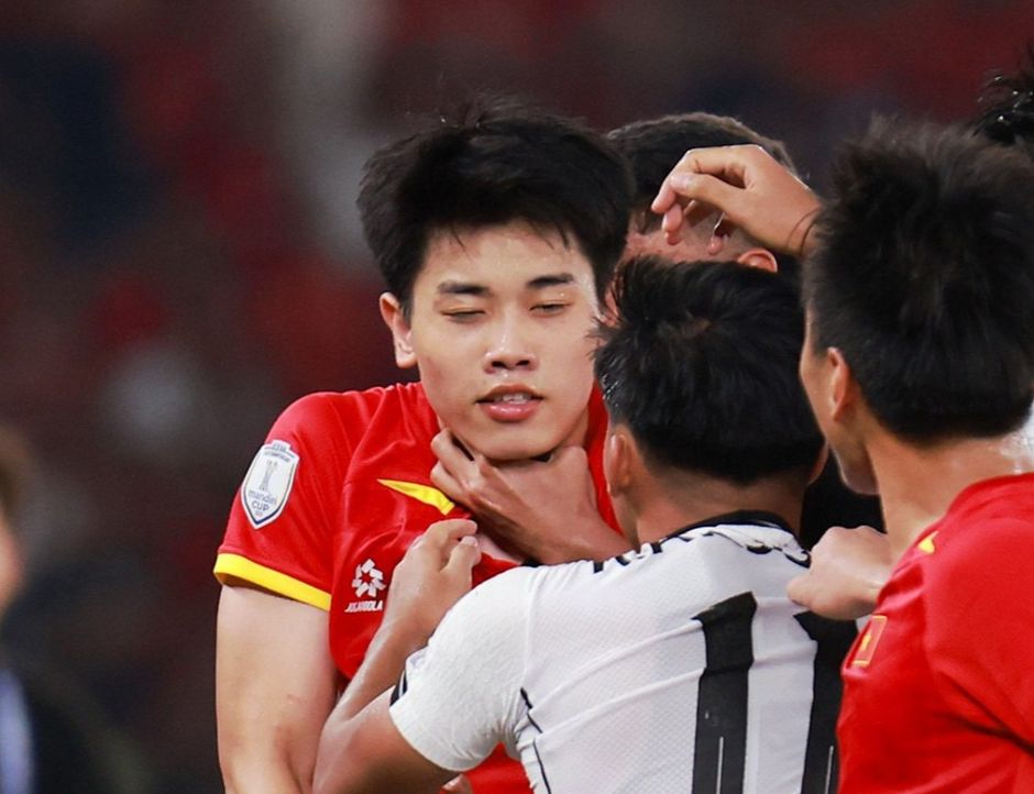 Đình Bắc bị bóp cổ khiêu khích, phản ứng sau đó khiến U23 Indonesia "tắt điện"