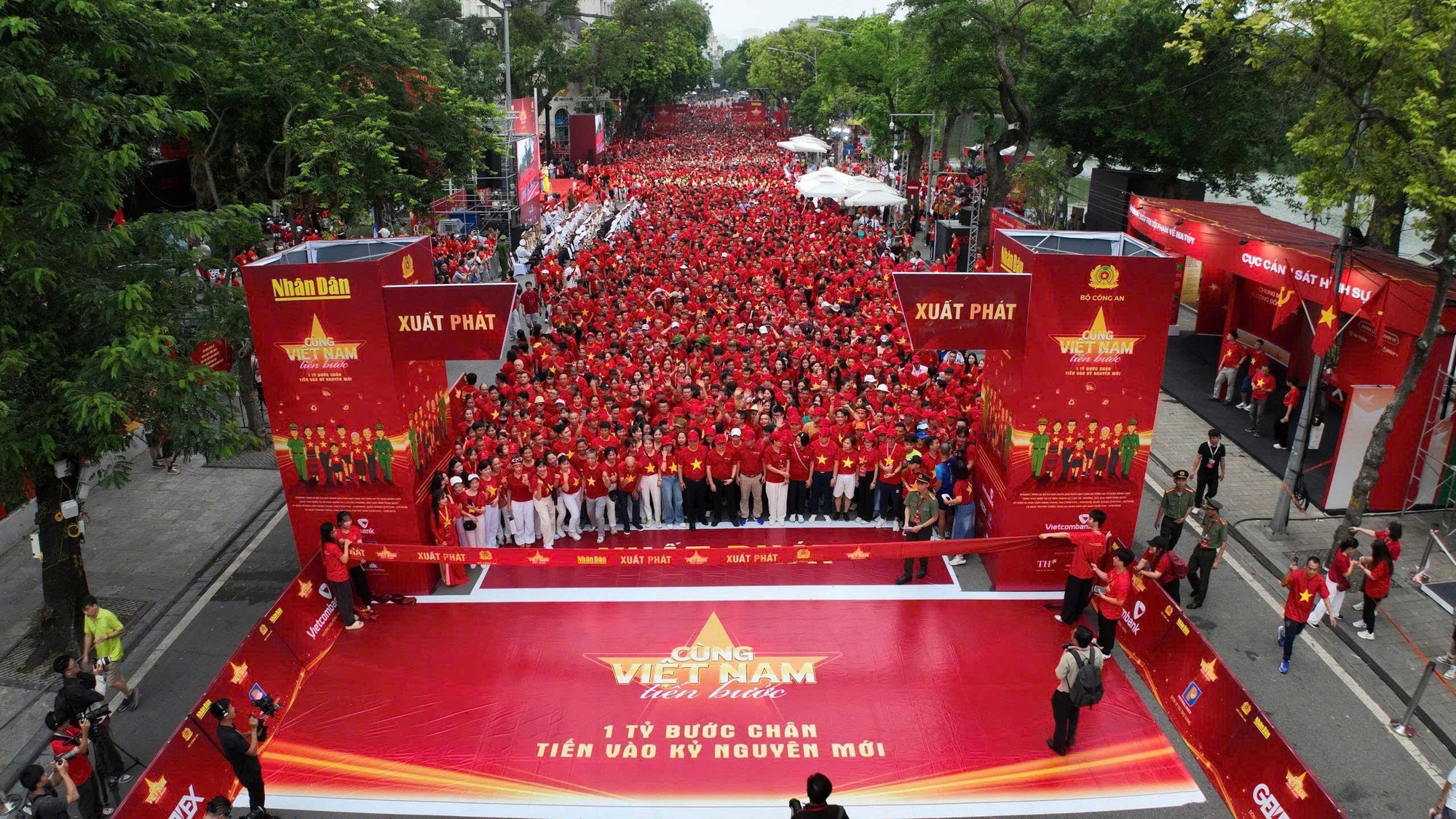 Hơn 1 triệu người đi bộ, cùng Việt Nam tiến vào kỷ nguyên mới