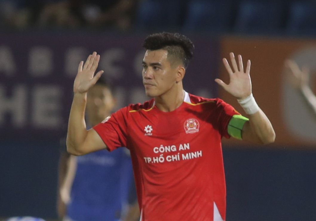 Tiến Linh vừa ghi bàn, vừa phản lưới nhà khi gặp CLB cũ