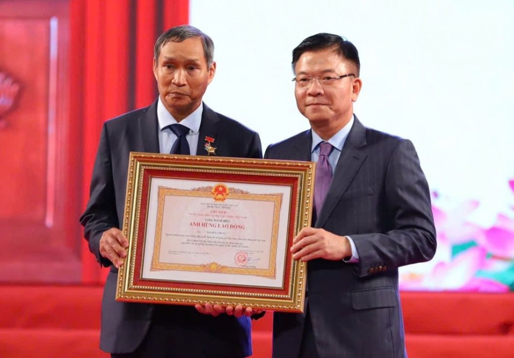 HLV Mai Đức Chung được trao tặng danh hiệu Anh hùng Lao động