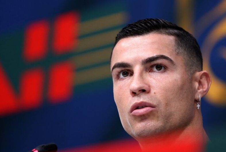 Cristiano Ronaldo: "Tại sao tôi phải ngừng chơi bóng?"