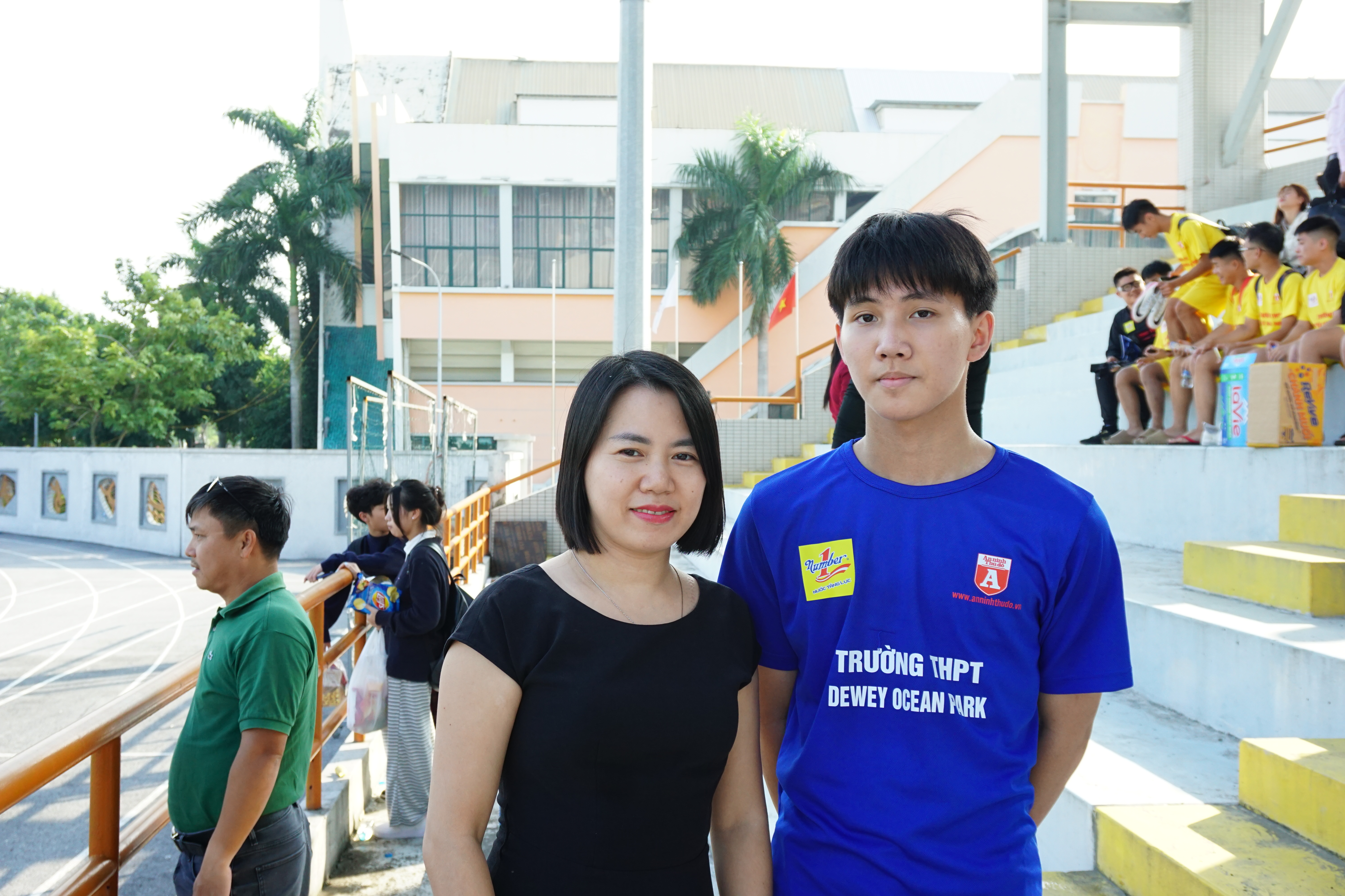 Người mẹ đặc biệt trên khán đài sân Xuân Đỉnh